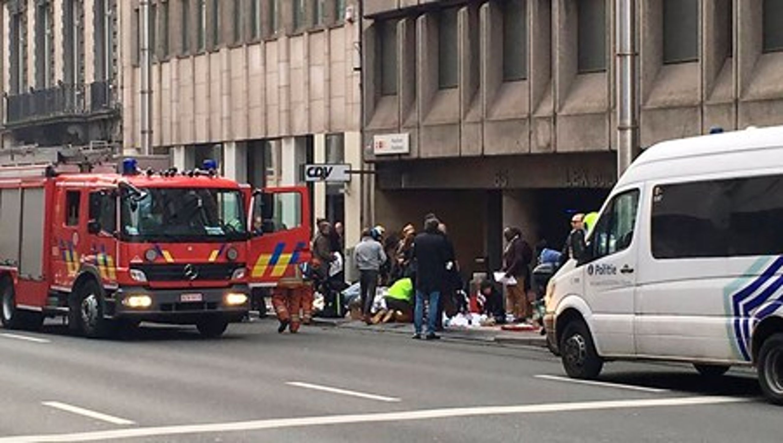 Redningsfolk tager sig af sårede ude foran metrostationen&nbsp;Maalbeek, der ligger nær EU-hovedkvarteret i Bruxelles.