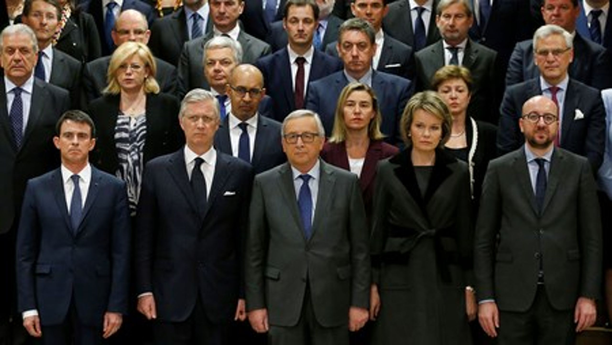 Den belgiske kongefamilie og premierminister Charles Michel stod sammen med medlemmerne af&nbsp;EU-Kommissionen&nbsp;i et&nbsp;minuts stilhed kl. 12 onsdag i respekt for ofrene for bombeattentaterne i Bruxelles.