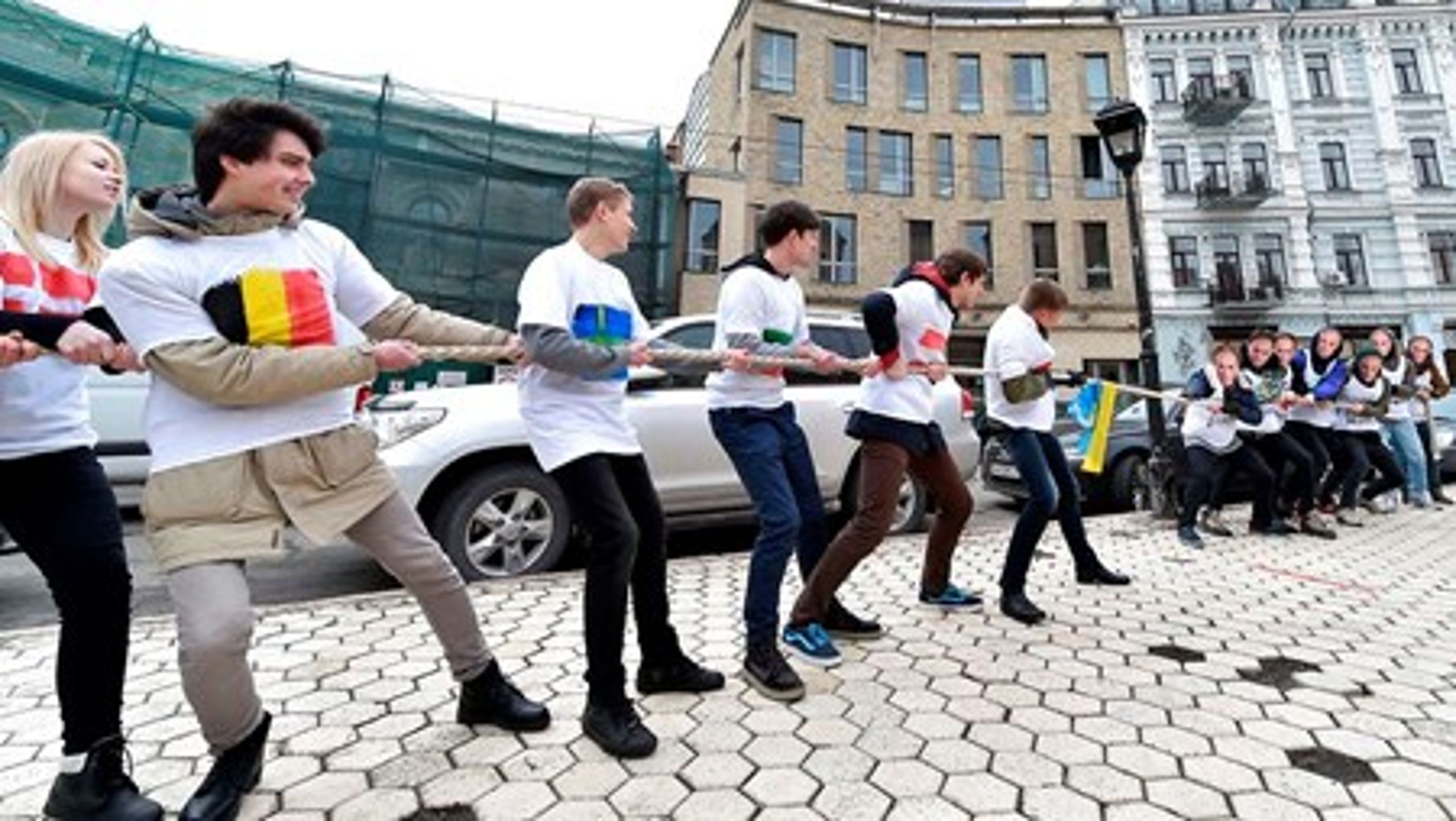 Ukrainske unge illustrerer tovtrækkeriet mellem EU og Rusland om deres land ved en demonstration ved den hollandske ambassade i Kiev. De håber på, at hollænderne&nbsp;vil støtte et&nbsp;ja til en vidtgående frihandels- og associeringsaftale mellem Ukraine og EU ved en folkeafstemning 6. april.