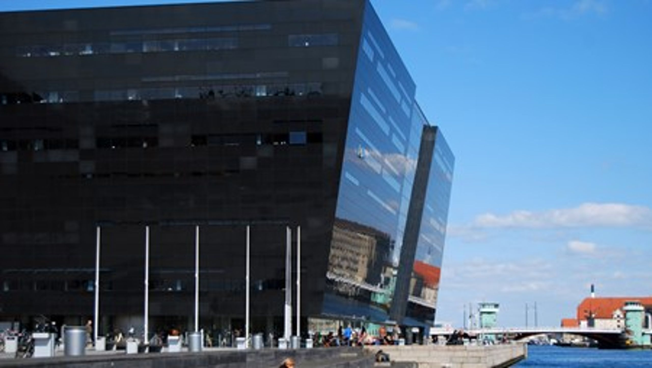 Det Kongelige Bibliotek fusioneres med Danmarks Kunstbibliotek - der dog beholder sin adresse på Charlottenborg.
