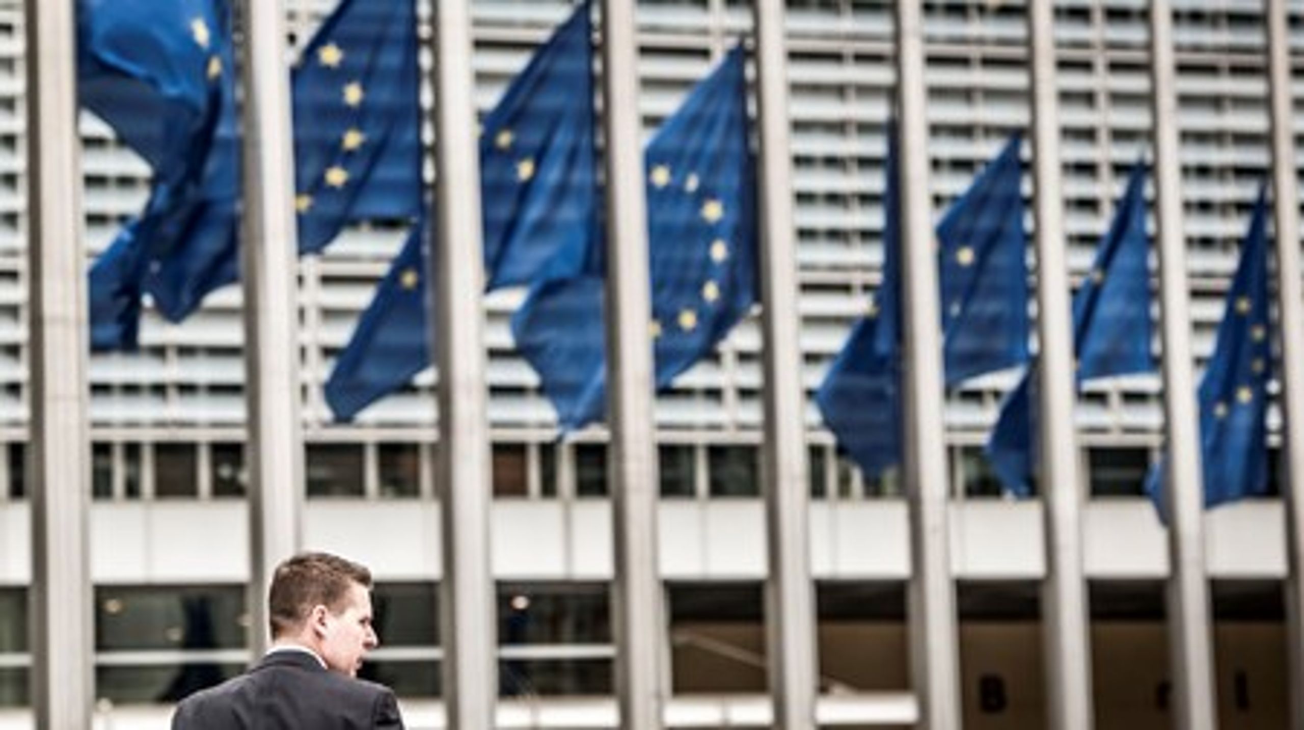 Flagene vajer på halvt uden for EU-Kommissionen efter terrorangrebene i Bruxelles.