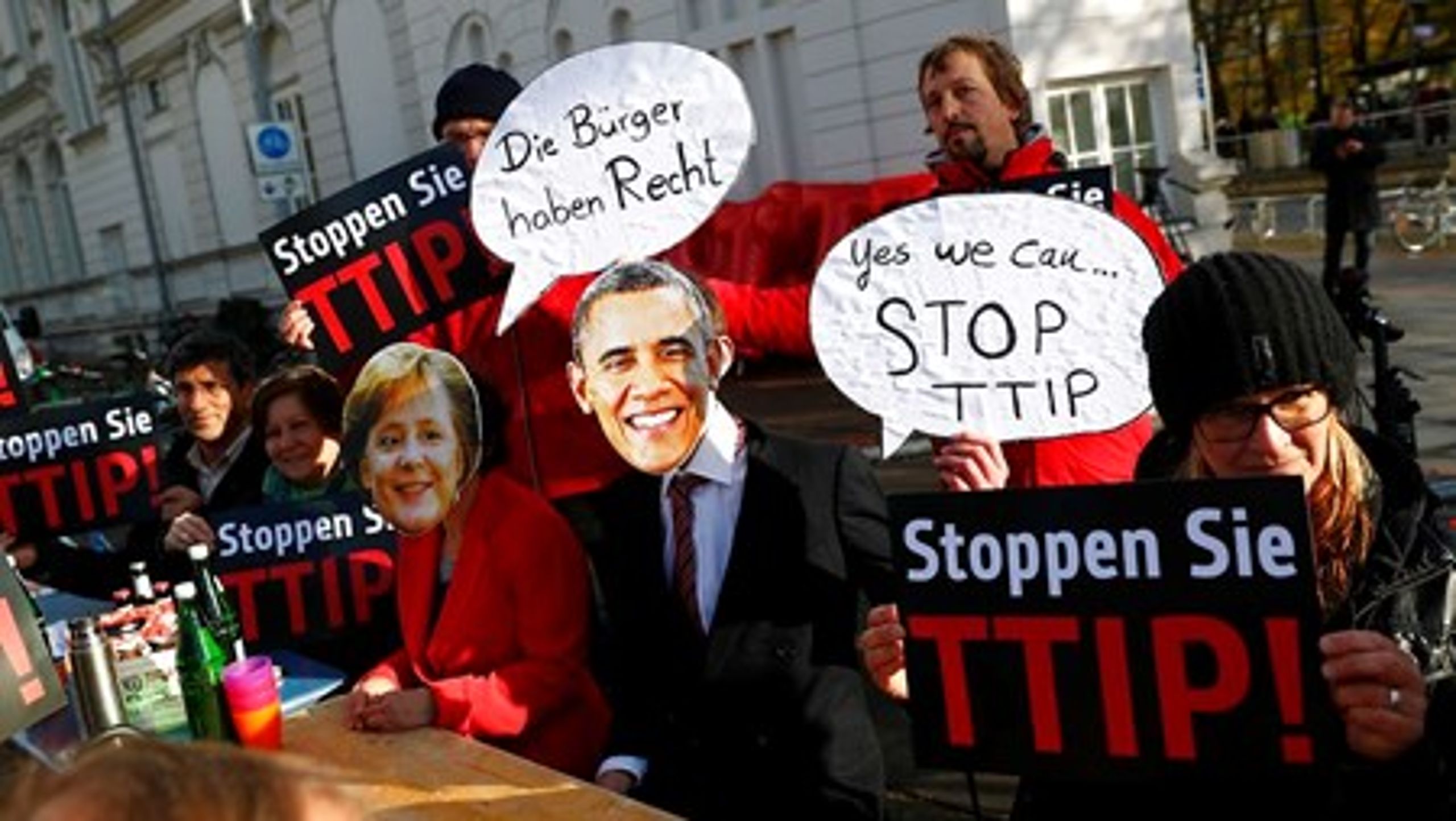 "Borgerne har ret", siger kansler Angela Merkel i dukkeversion ved den protest mod frihandelsaftalen med USA, som lokkede tusinder på gaden i Hannover i weekenden.