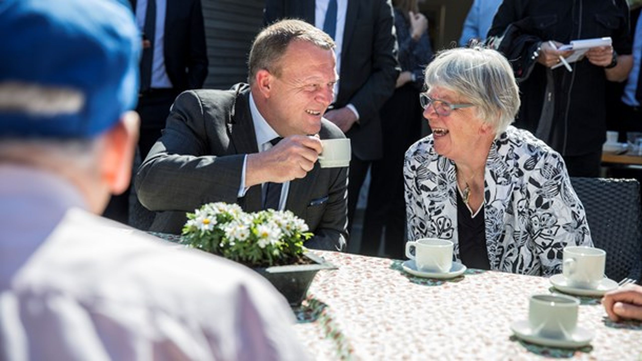 Forud for mødet på Marienborg om demens har statsminister Lars Løkke og sundhedsminister Sophie Løhde besøgt et plejehjem i Holte med demens-ramte. Her talte de to ministre også med&nbsp;de pårørende.