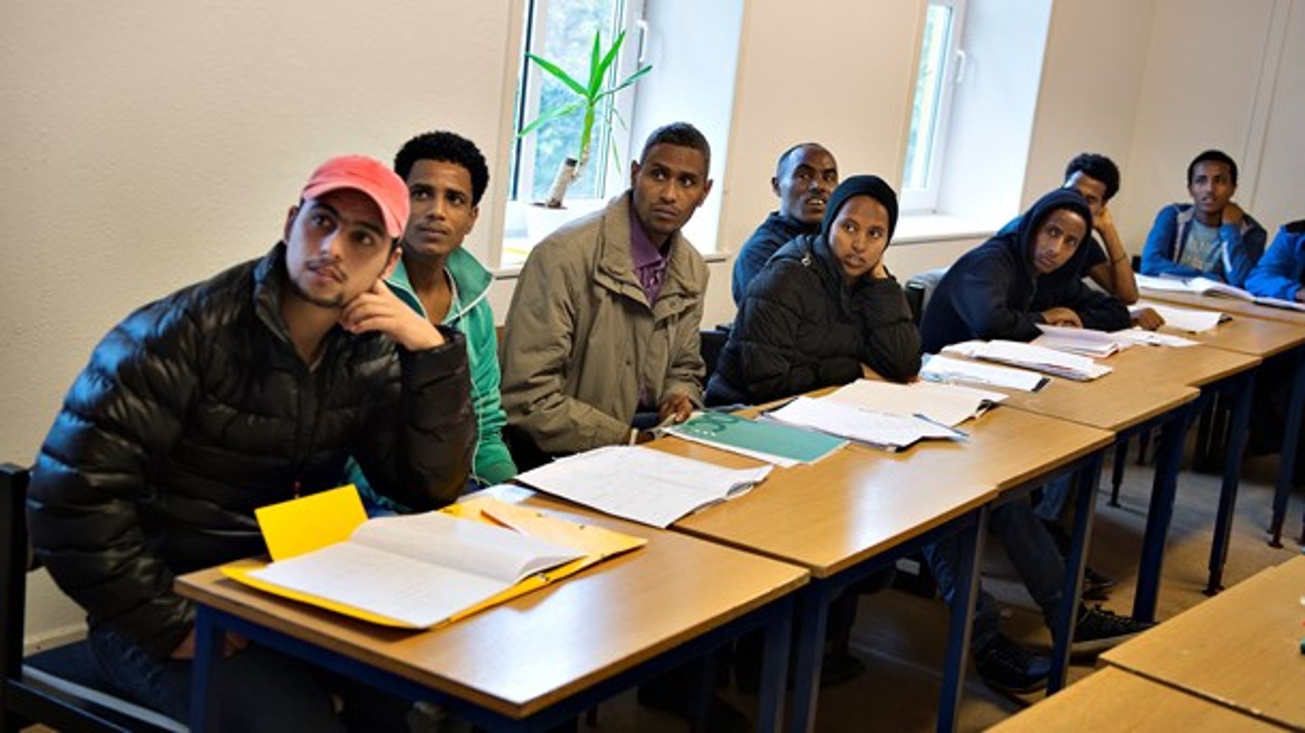 Under et&nbsp;integrationsgrunduddannelsesforløb kan flygtningene komme i ansættelse til elevløn i to år. Forløbet indeholder 20 ugers skolegang, der&nbsp;både kan være sprogundervisning og en arbejdsmarkedsuddannelse.&nbsp;