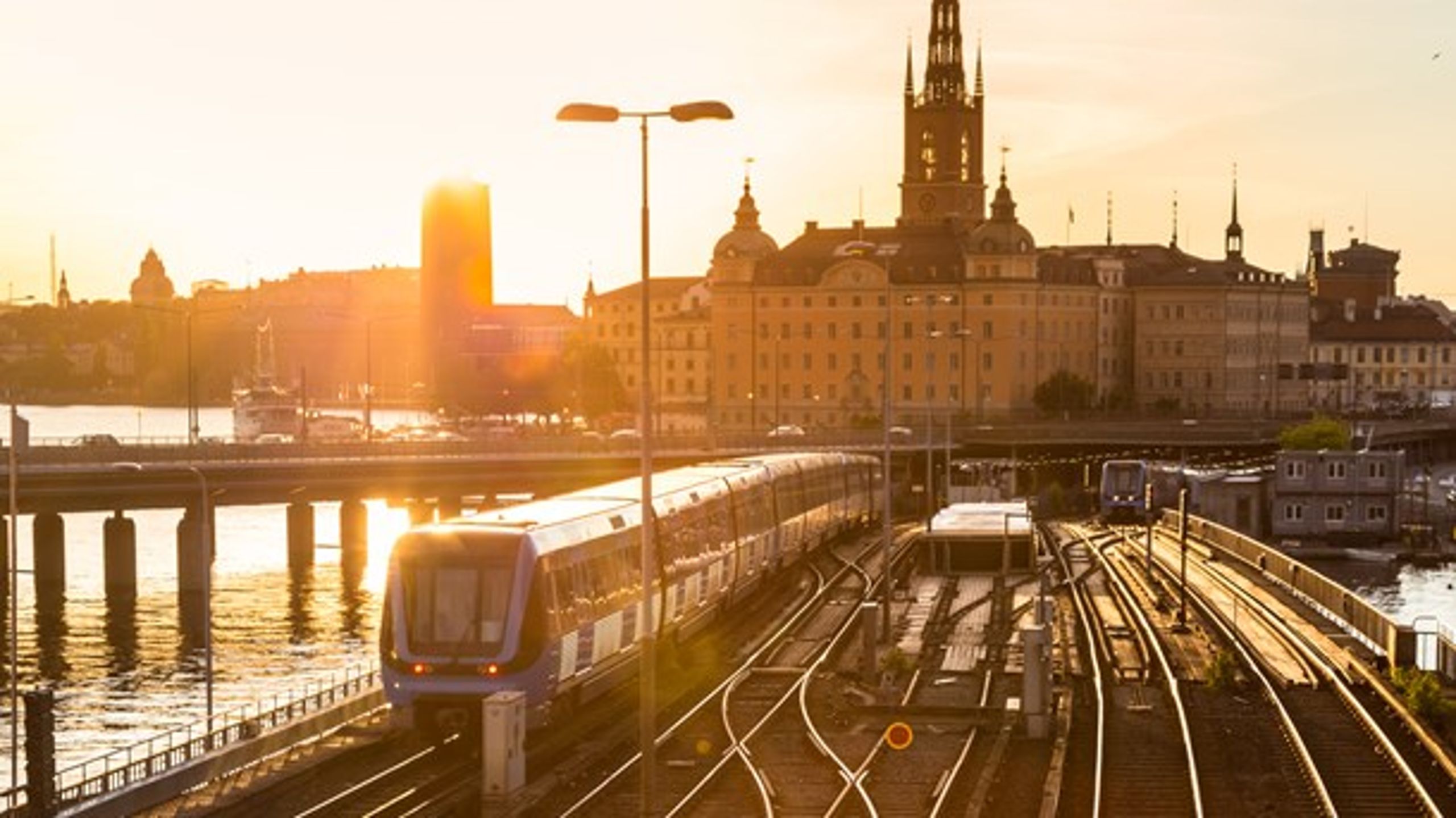 SJ har i Sverige formået at vende en nedgang i togpassagerer, blandt andet ved hjælp af billige billetter og punktlighed. Fra Stockholm til København går togene fem gange dagligt.&nbsp;