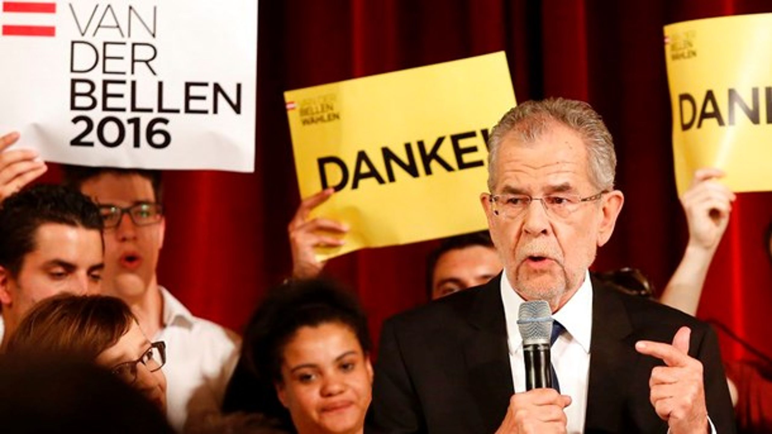 Ny præsident i Østrig bliver De Grønnes Alexander Van der Bellen, der slog Frihedspartiets Norbert Hofer på den absolutte målstreg.