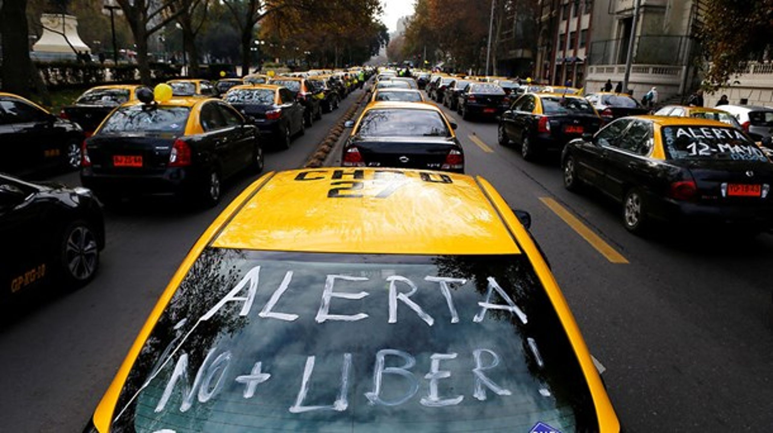 Myndigheder over hele verden kæmper med at få den nye deleøkonomi, som for eksempel taxiservicen Uber,&nbsp;til at eksistere side om side med etablerede virksomheder. Nu kommer EU-Kommissionen med nye retningslinjer på området.