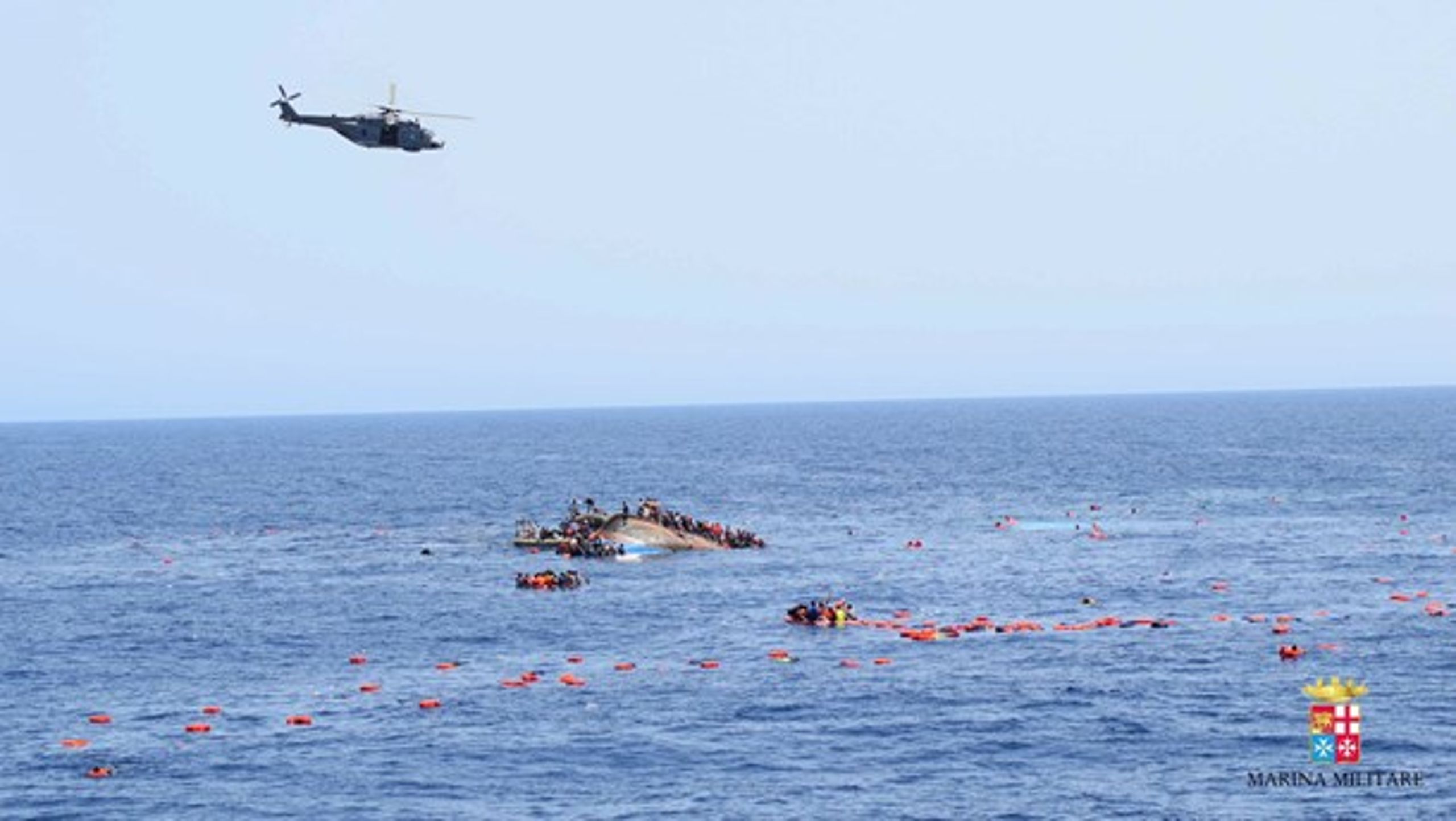 Den italienske flåde forsøger at redde flygtninge op fra Middelhavet.&nbsp;