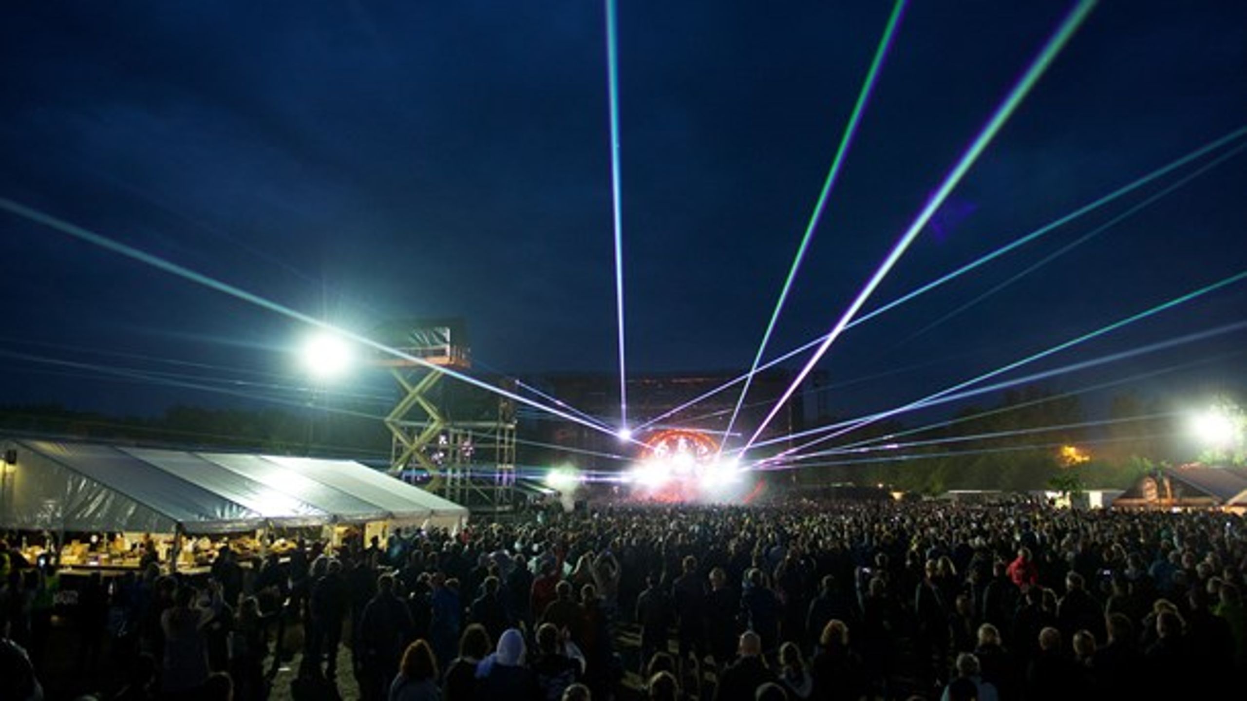 En eksplosion af lys og lyd, men også mere end det. Queen på scenen ved årets festival i Jelling.&nbsp;