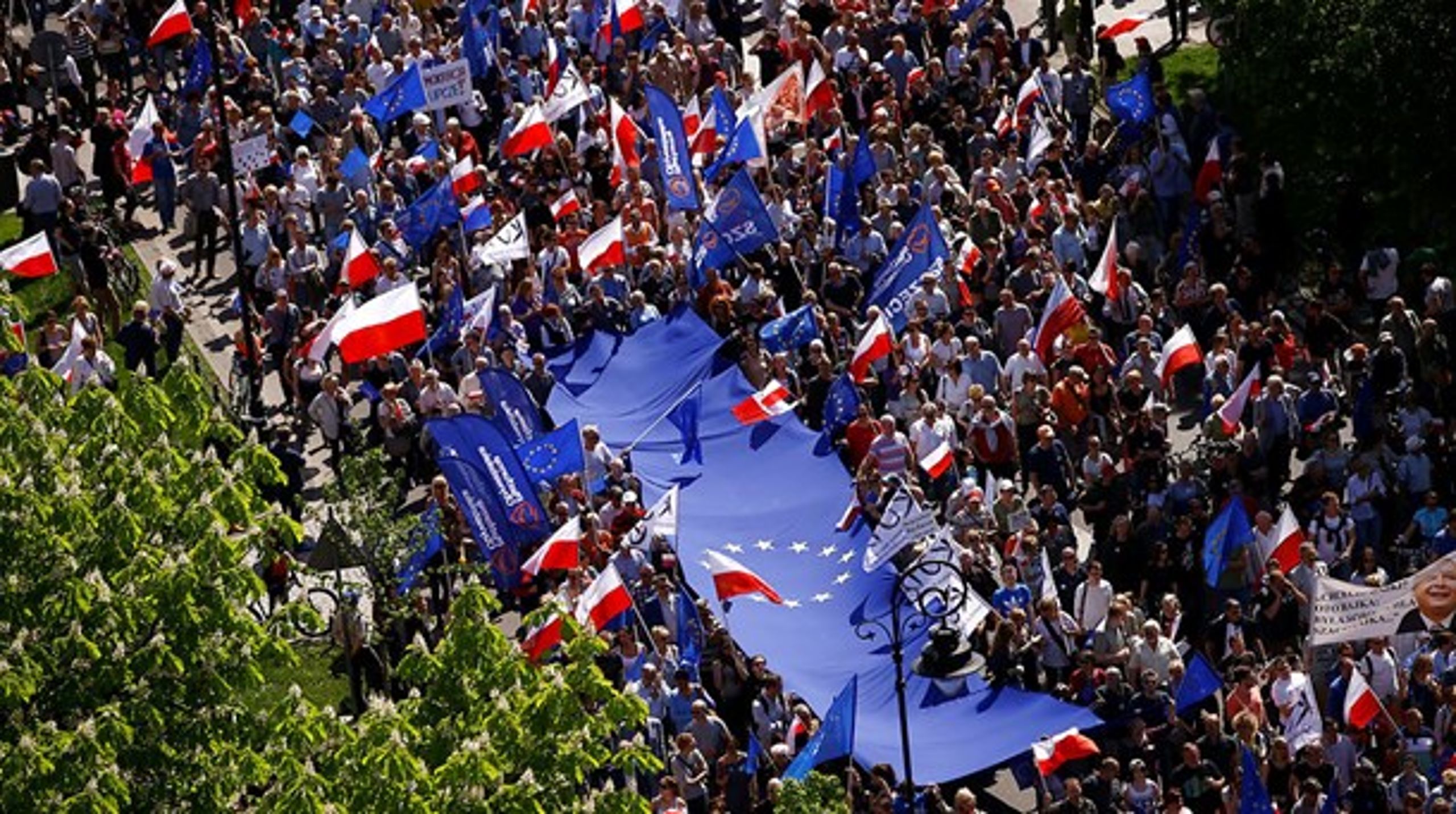 Ikke alle i den polske befolkning støtter regeringens kamp mod EU. Tusinder gik på gaden i maj for at vise deres utilfredshed.