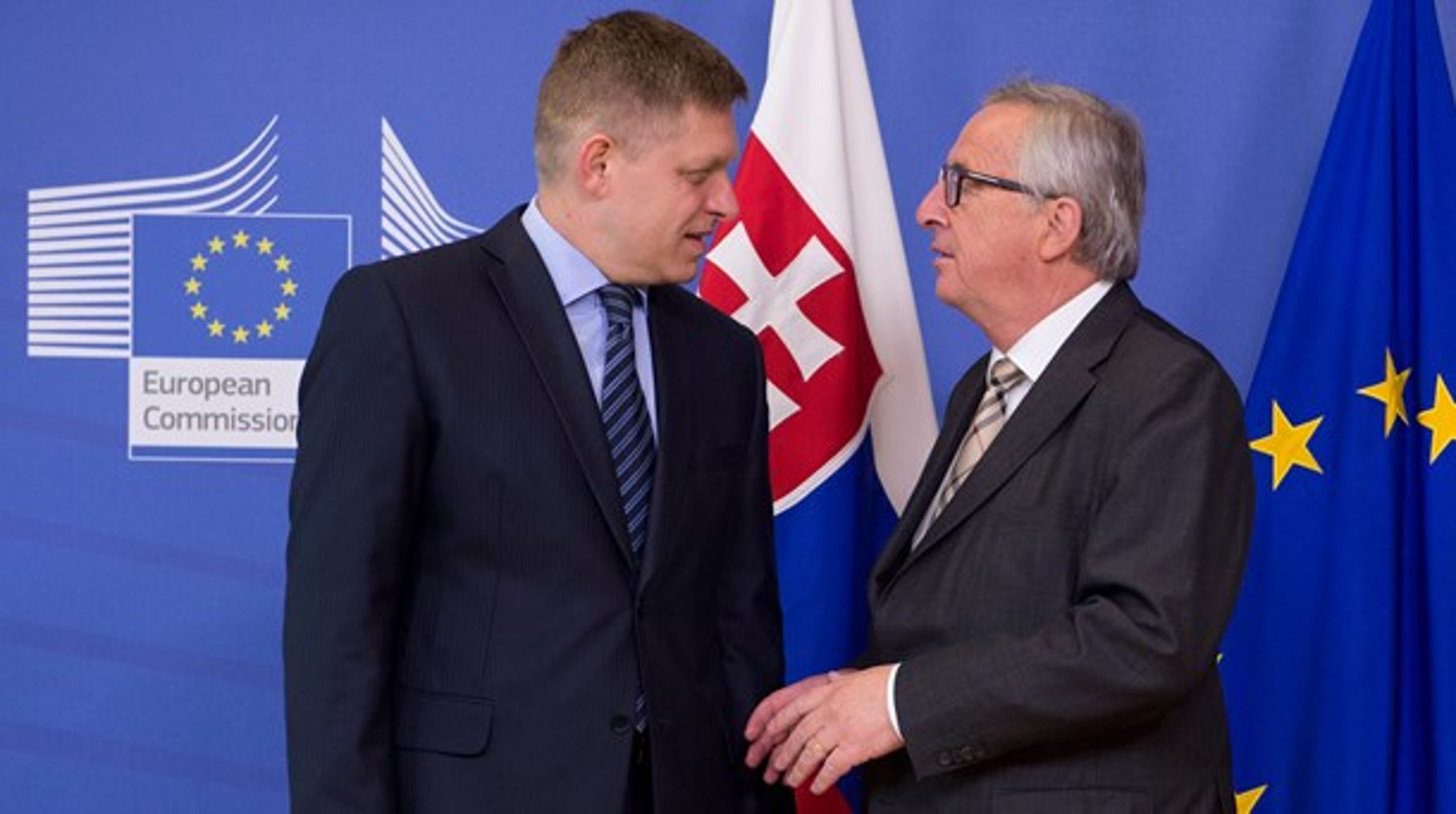 Den slovakiske premierminister, Robert Fico (t.v), mødtes onsdag i Bruxelles med formanden for EU-Kommissionen, Jean-Claude Juncker, inden Slovakiet overtager styringen i EU's Ministerråd 1. juli.