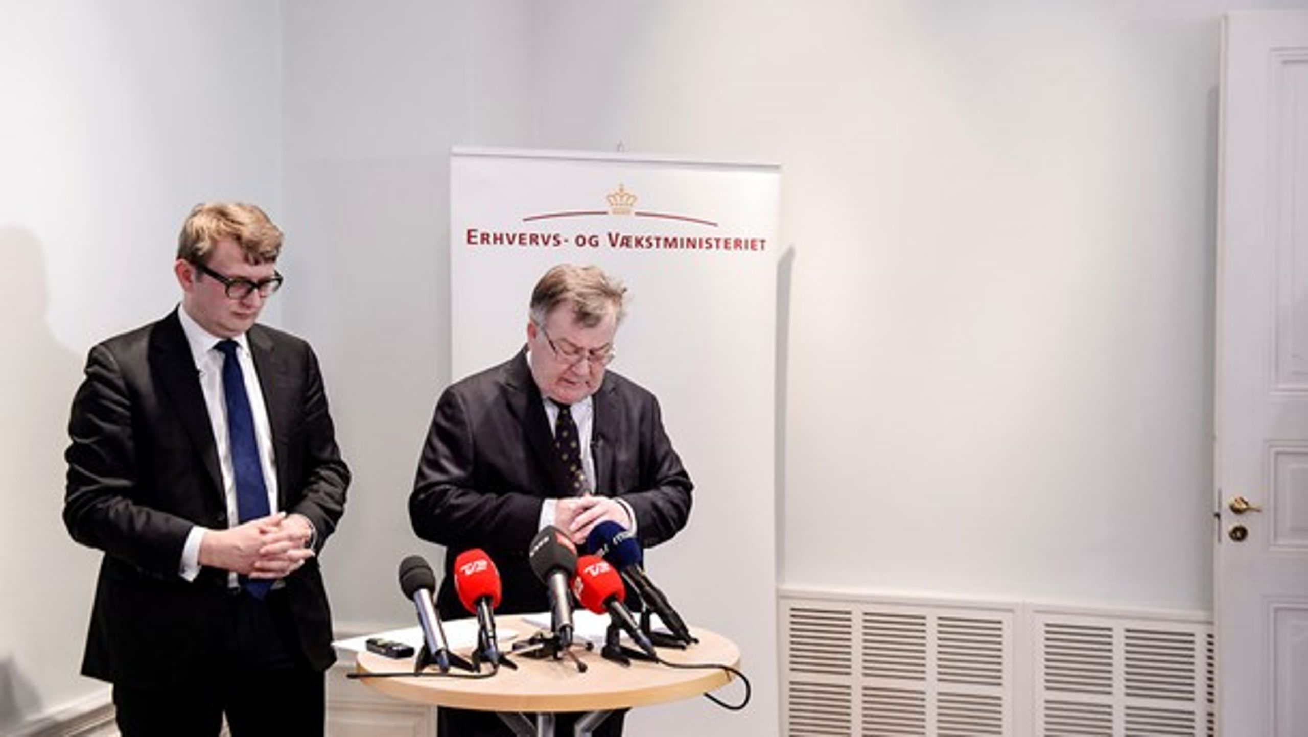 Erhvervsminister Troels Lund Poulsen (V) og finansminister Claus Hjort Frederiksen (V) har begge spillet afgørende roller i dette års by- og boligpolitik. Her præsenterer de omkostningerne ved statens udflytningsplaner.<br>