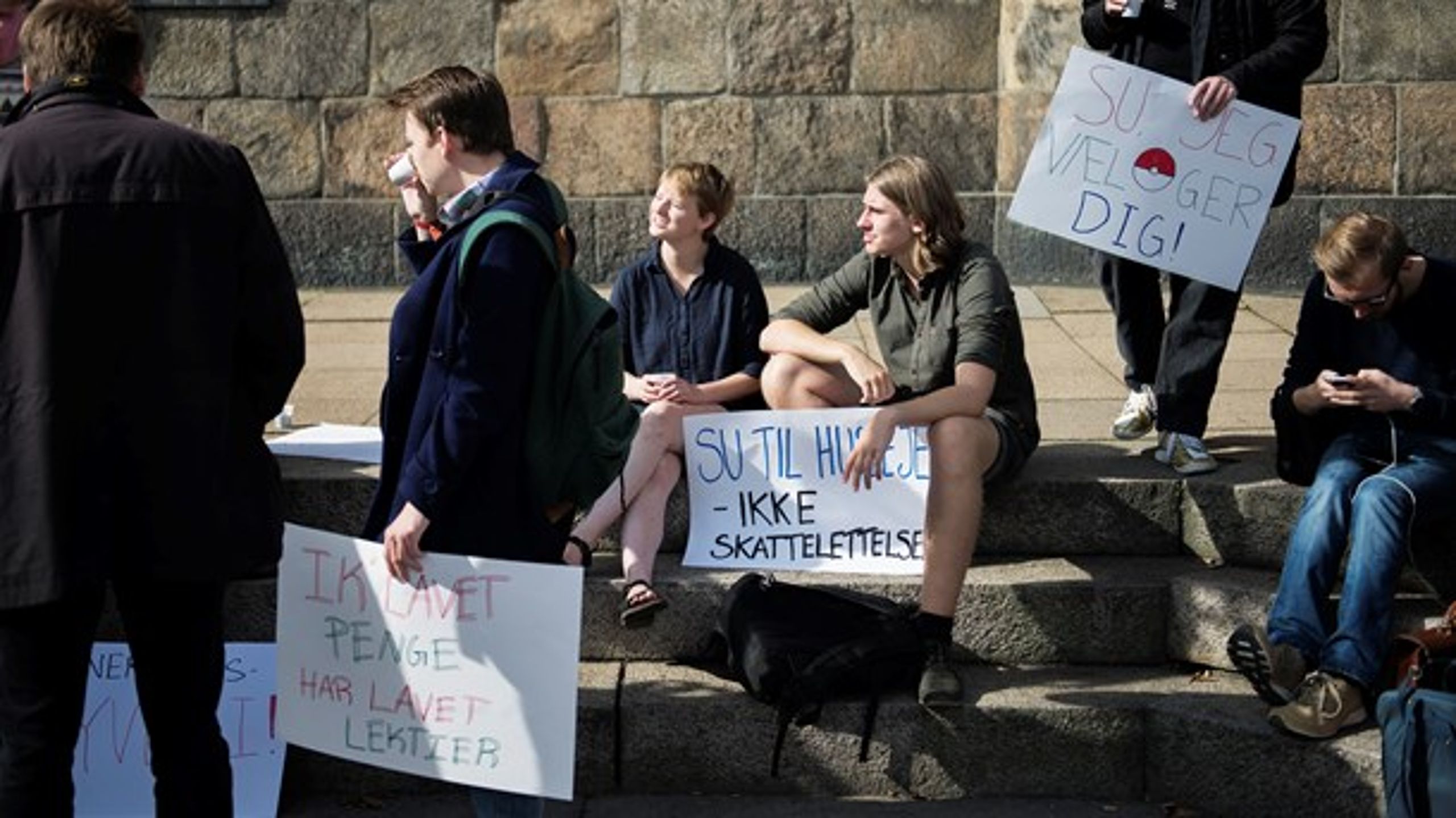 Studerende demonstrerer på Christiansborgs Slotsplads imod en omlægning af SU-systemet i forbindelse med regeringens 2025-plan.