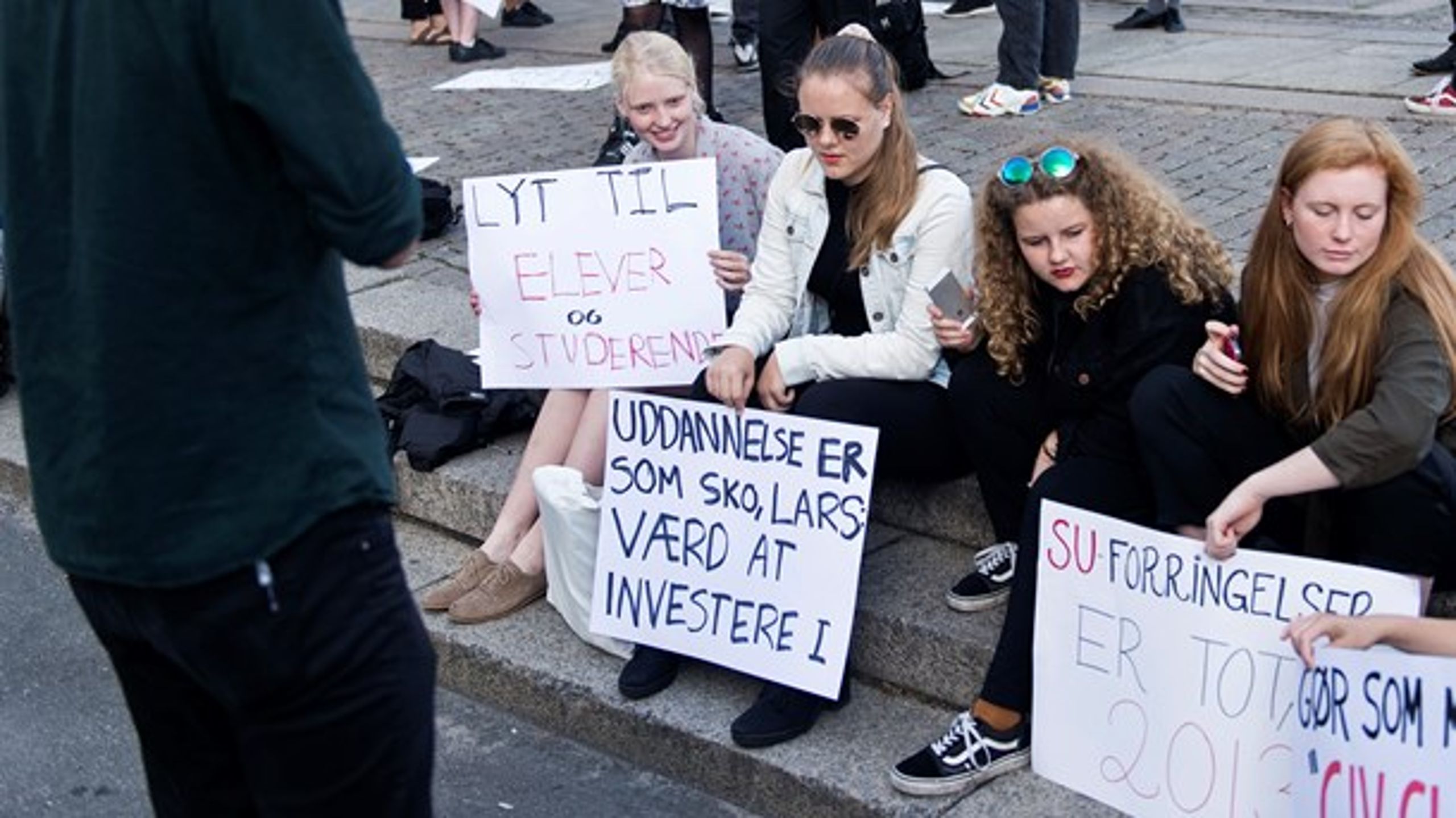Studerende demonstrerer foran&nbsp;Christiansborg ved fremlæggelsen af&nbsp;regeringes 2025-plan og ændringer i SU-systemet.&nbsp;&nbsp;