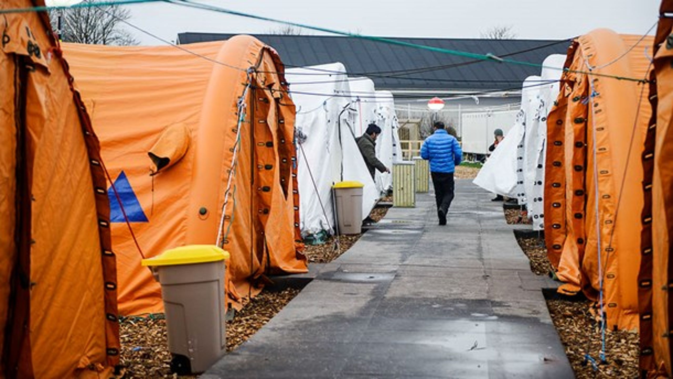 Henover årsskiftet fra 2015 til 2016 opstod en række teltlejre landet over til asylansøgere. Det førte til rod i Kriminalforsorgens økonomi.