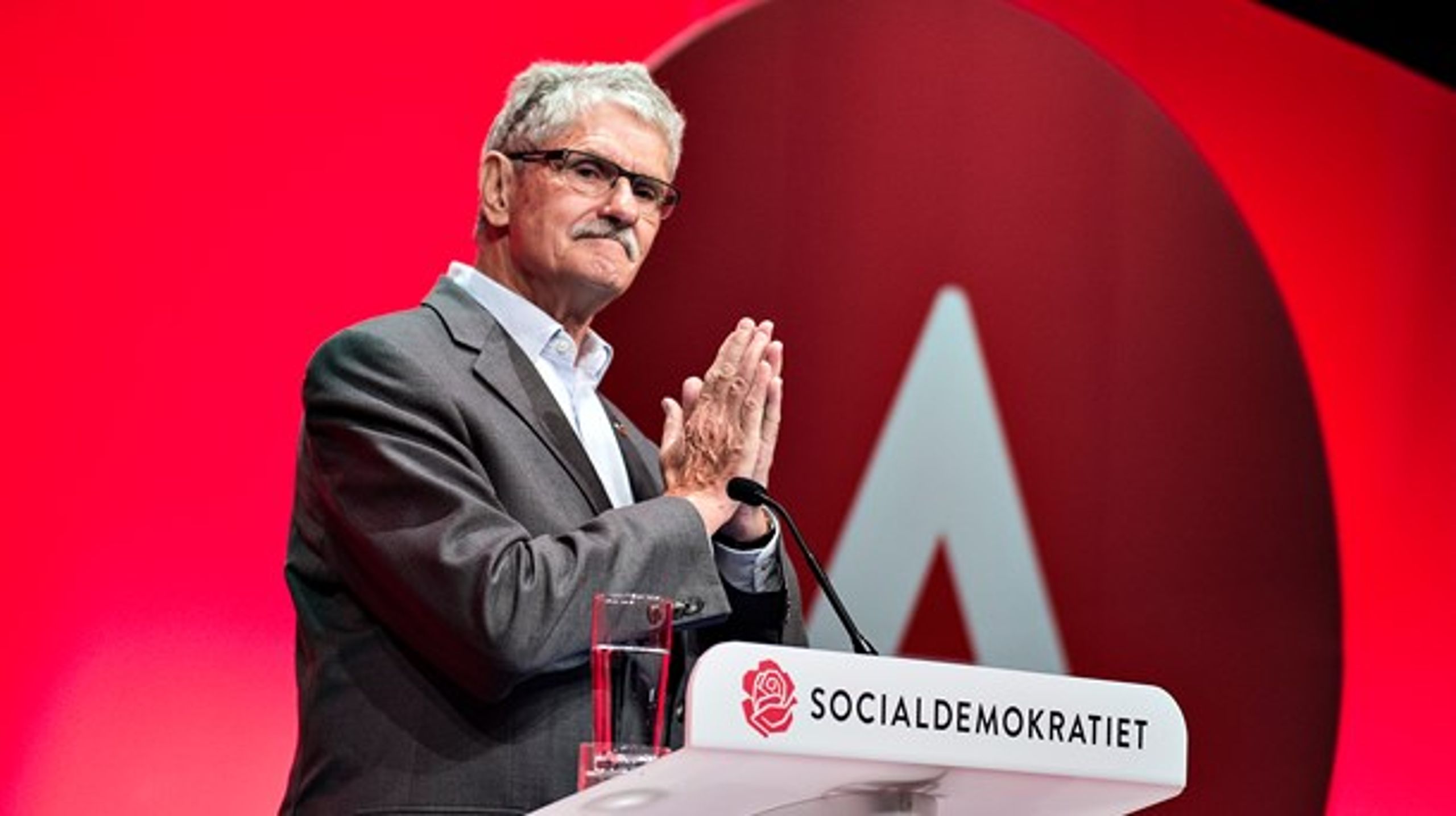 Forhenværende partiformand og mangeårig minister Mogens Lykketoft trækker sig fra dansk politik ved næste valg, fortalte han søndag de delegerede ved Socialdemokratiets kongres i Aalborg.