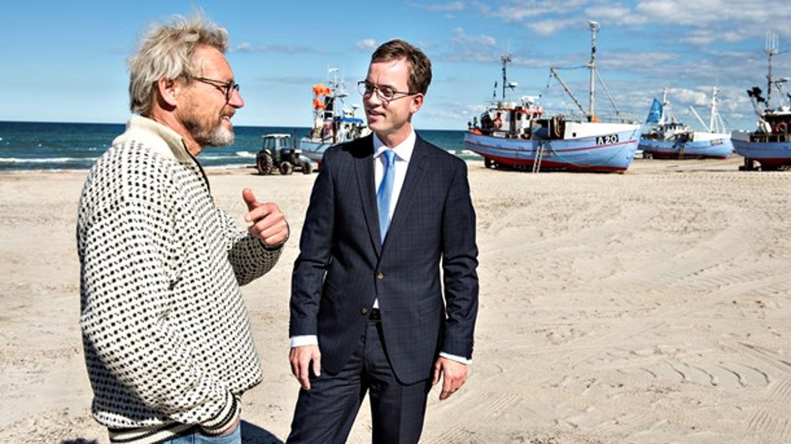 Kun halvdelen af Folketingets partier er inviteret med til de igangværende fiskeriforhandlinger med Venstres miljø- og fødevareminister, Esben Lunde Larsen (th.).