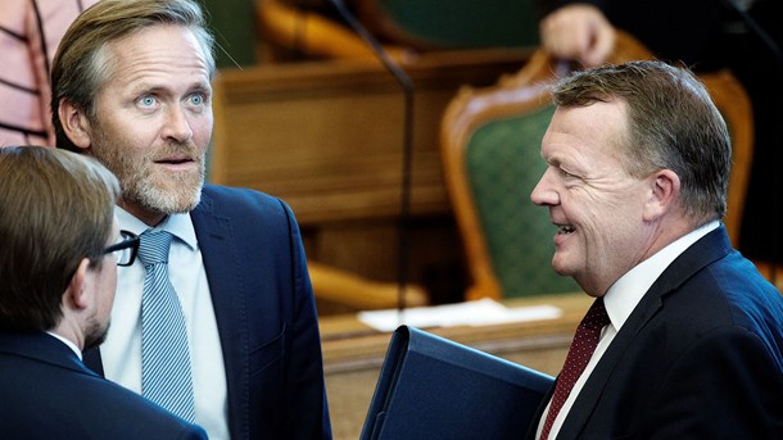 Statsminister Lars Løkke Rasmussen (V) i samtale med Anders Samuelsen og Simon Emil Ammitzbøll (LA) ved Folketingets åbning 2016.