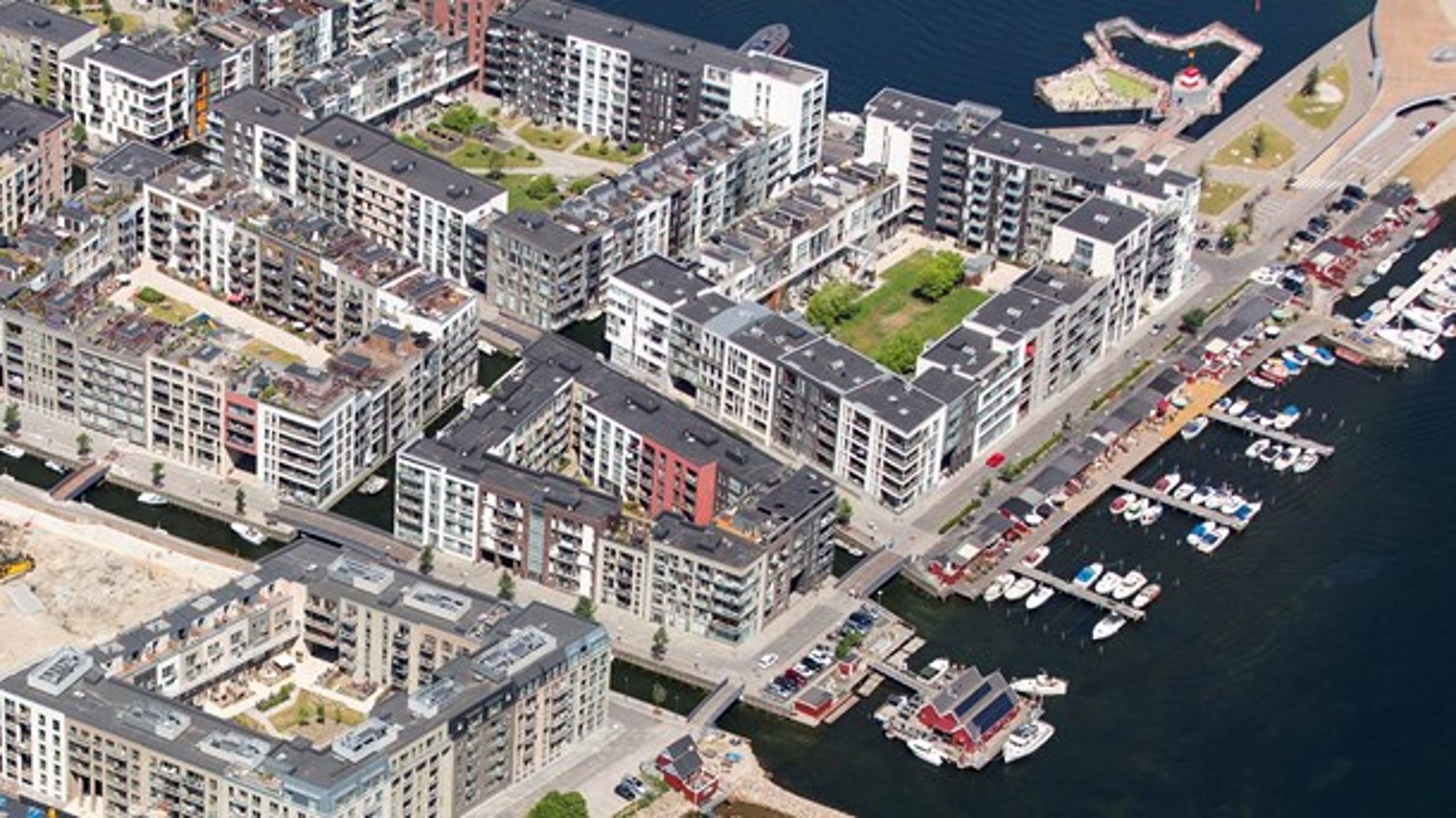 Hvis man ville skrives op til alle almene boliger i Københavns Kommune,
 så skulle man hvert år betale gebyrer for mere end 2.800 kroner. Det 
viser en ny opgørelse, Altinget har lavet. <br>