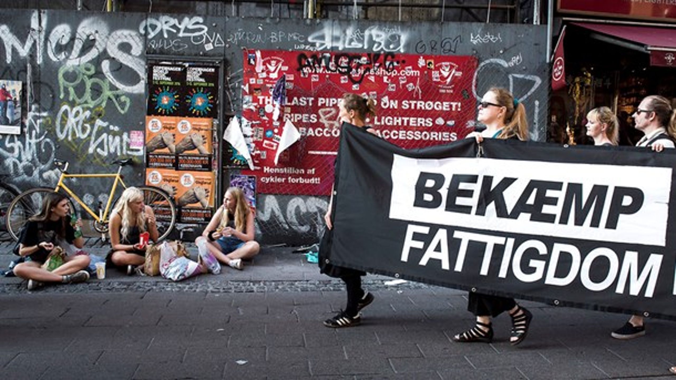Demonstranter gik i sørgemarch gennem København, da kontanthjælpsloftet blev indført i september. Regeringen foreslår nu at bruge en stor andel af satspuljemidlerne til at "vende bunken" af kontanthjælpsmodtagere.