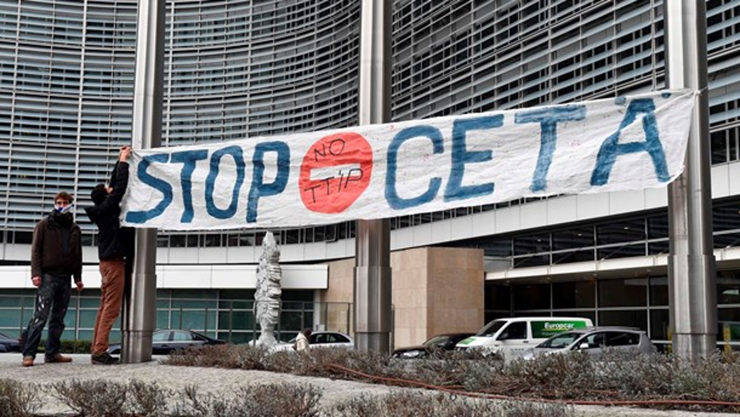 De seneste uger og dage er modstanden med frihandelsaftalen mellem EU og Canada vokset. Og 27. oktober 2016 var der demonstrationer udenfor EU-Kommissionen hovedkvarter i Bruxelles.&nbsp;