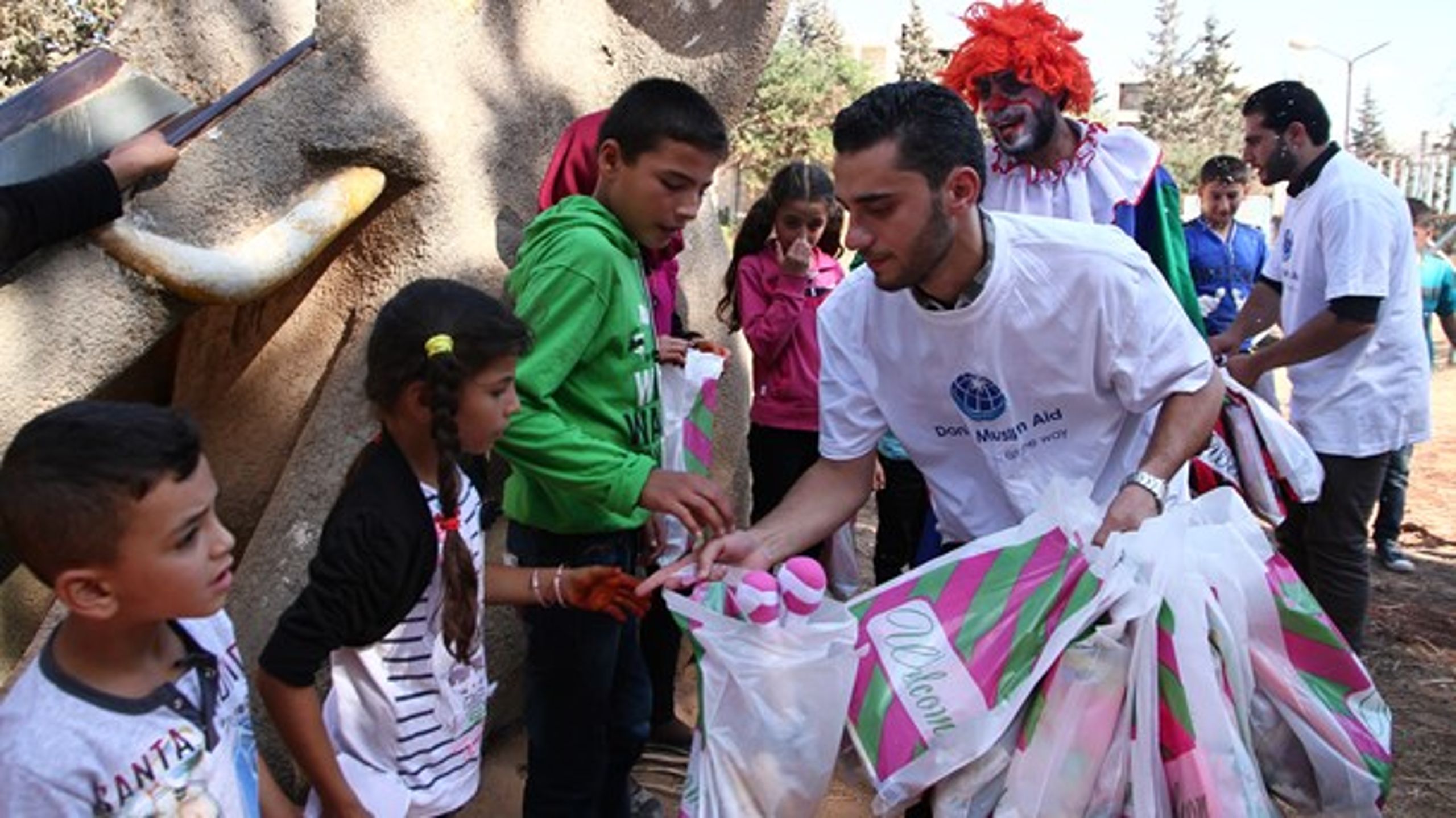 Danish Muslim Aids partnerorganisation i Syrien, Violet Organisation, deler mad og gaver ud til børn i syriske flygtningelejre i anledning af Eid sidste år. Pengene til pakkerne er indsamlet i Danmark.&nbsp;