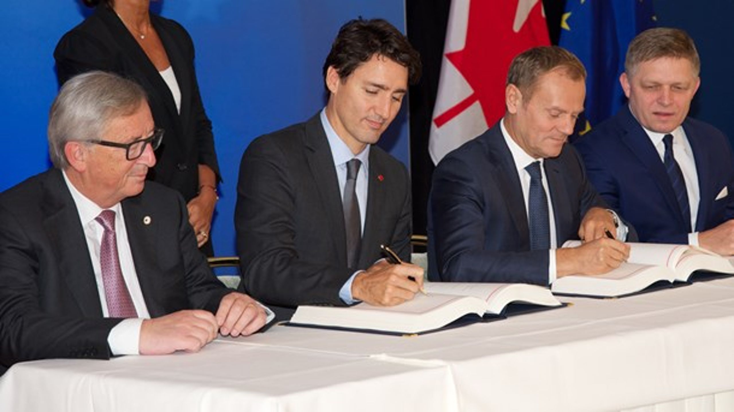 Søndag underskrev EU og Canada en stor frihandelsaftale. Det skete med deltagelse af den canadiske premierminister, Justin Trudeau, EU-Kommissionens formand, Jean-Claude Juncker, og formand for Det Europæiske Råd, Donald Tusk.