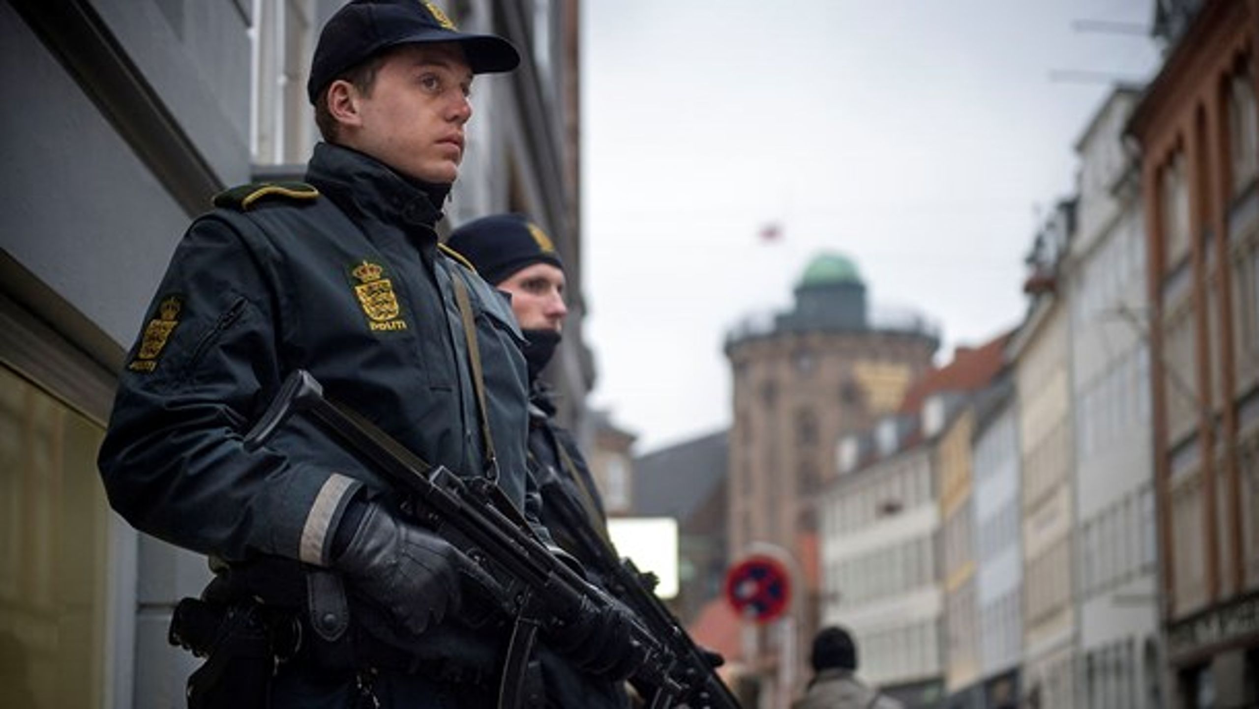 Fra 1. maj 2017 overgår Europol til at være et overstatsligt samarbejde, der blandt skal have øget fokus på bekæmpelse af terror på tværs af EU. Her ses politibetjente uden for den jødiske synagoge på Krystalgade i København.&nbsp;