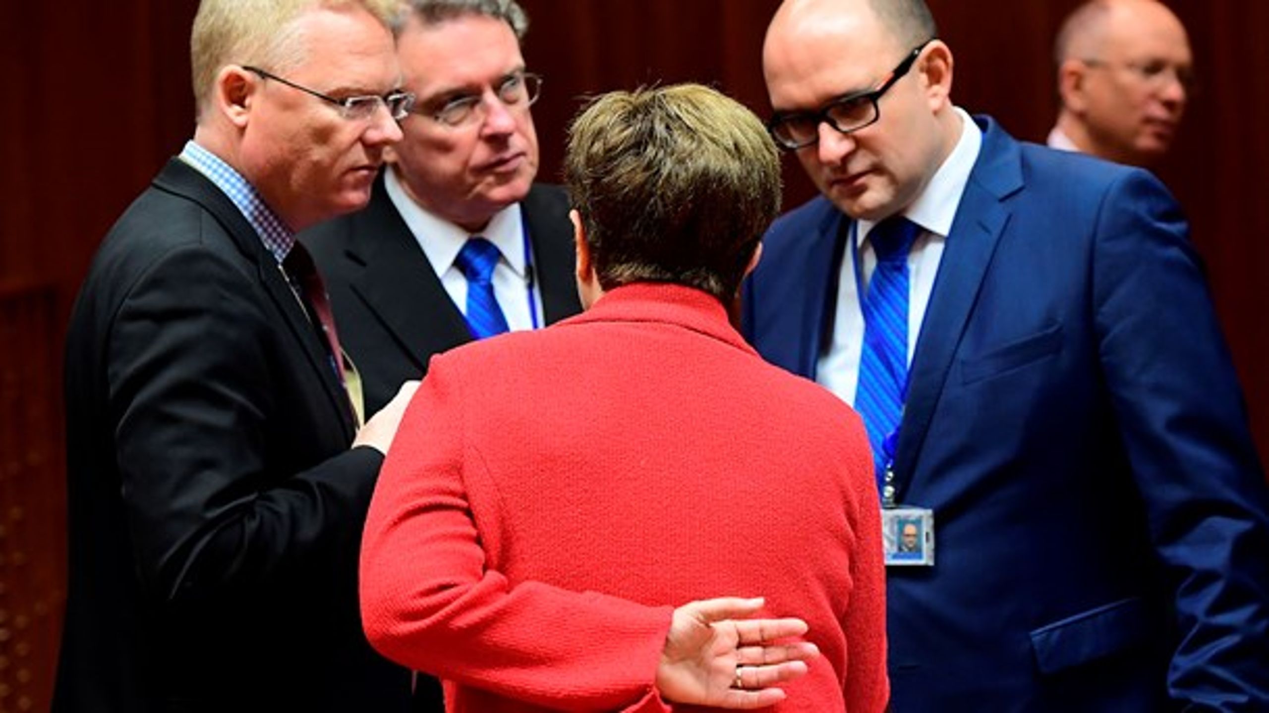 EU-landene, Europa-Parlamentet og EU's budgetkommissær Kristalina Georgieva forhandlede i 18 timer, inden et kompromis om EU's finanser for 2017 kom på plads.