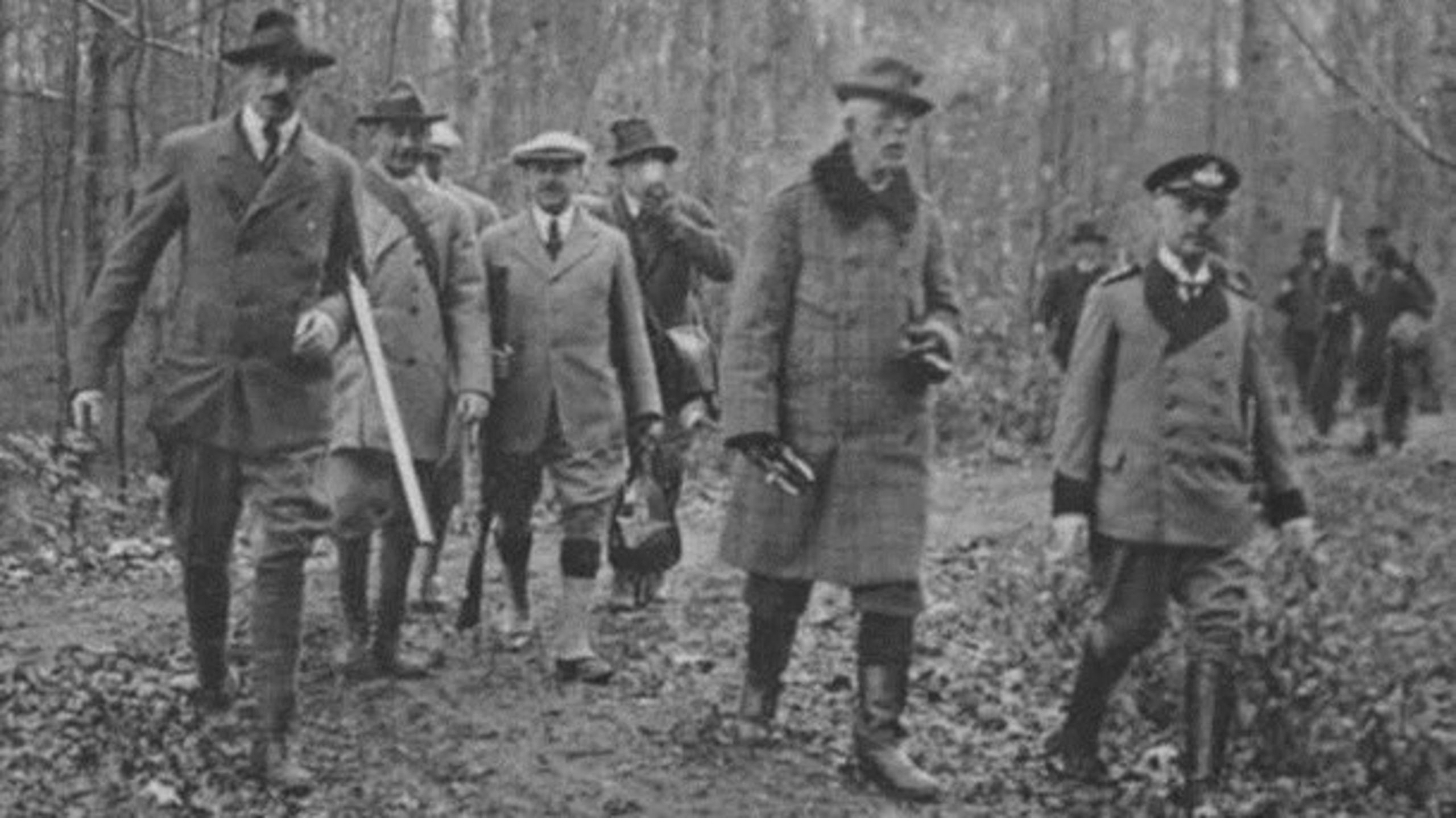 Magtelitens traditionelle jagture er afløst af løbeture ved Marienborg. Her ses kongelig skovridder Thorkild Swane Wielandt lede jagten for Danmarks Kong Christian X og Sveriges Kong Gustav V. 1924.