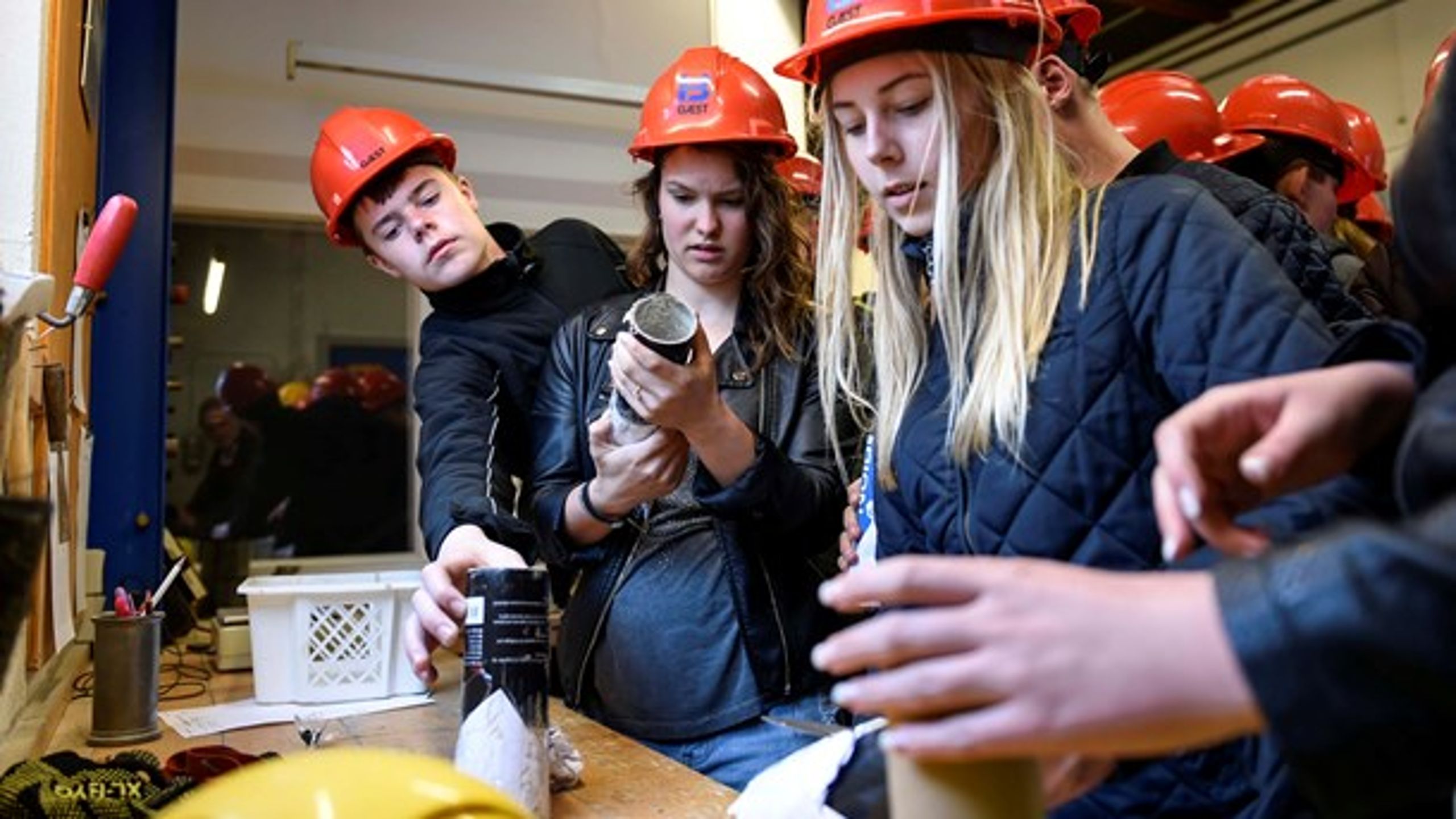 Kun 18 procent af de unge i Danmark vælger en erhvervsuddannelse i dag. Det fører til mangel på faglært arbejdskraft i fremtiden.<br>