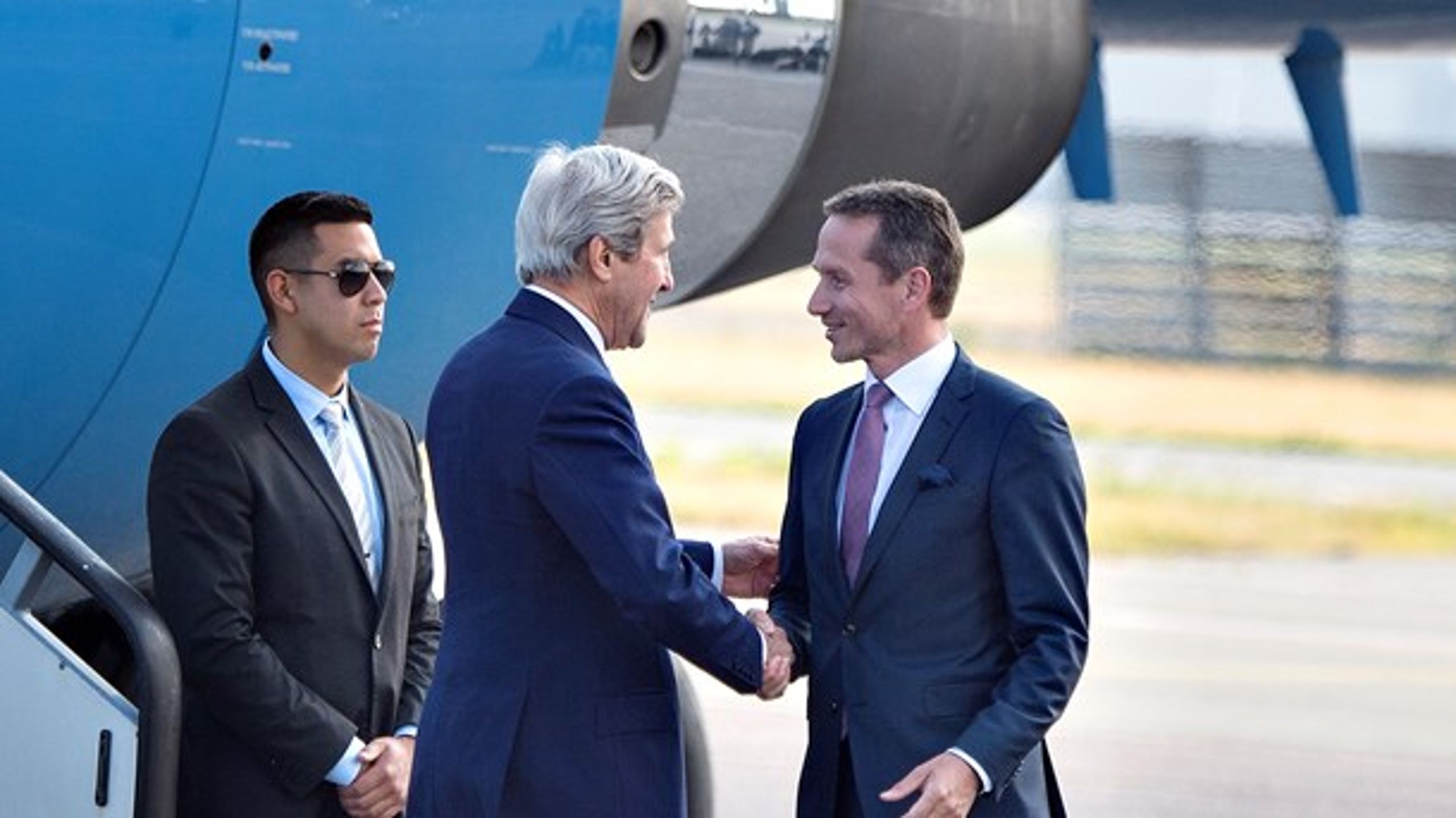 Kristian Jensen modtager den amerikanske udenrigsminister John Kerry i Københavns Lufthavn.
