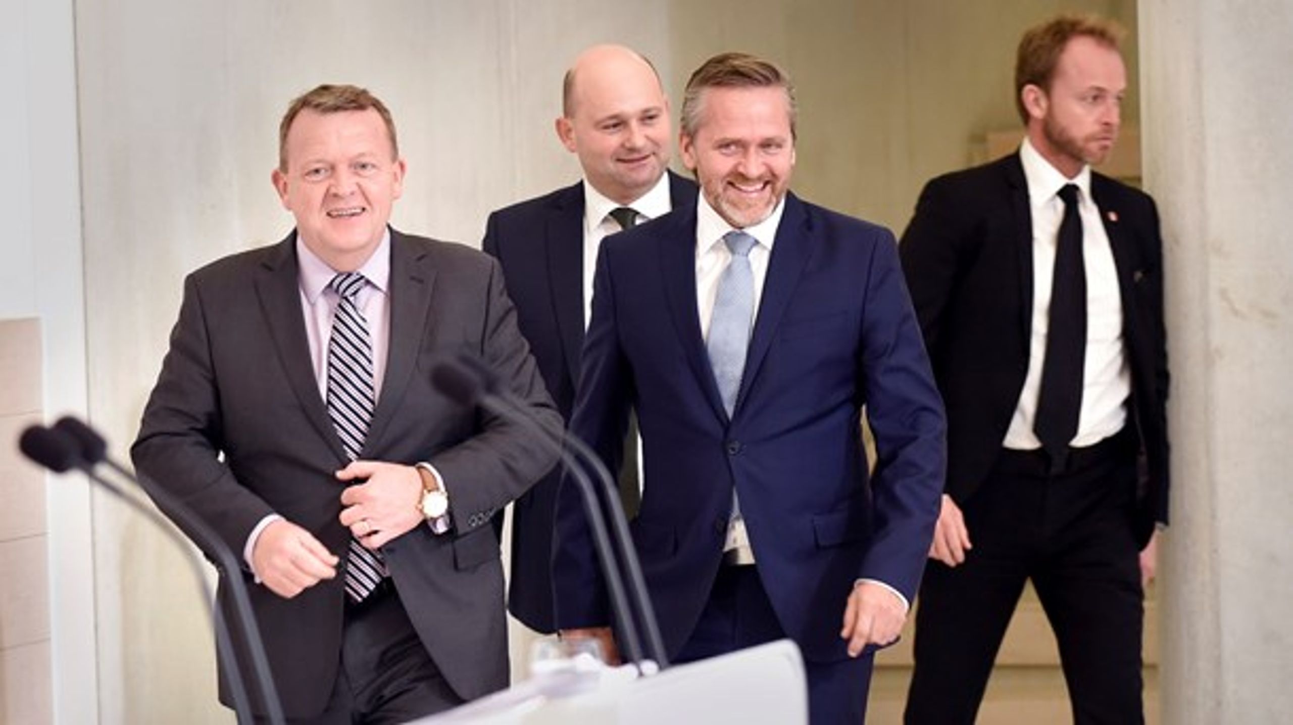 Den nye VLAK-regering bakker op om et stærkt EU, men modsat i den afgående regerings grundlag, er frasen om, at Danmark skal "så tæt på kernen som muligt", ikke med.