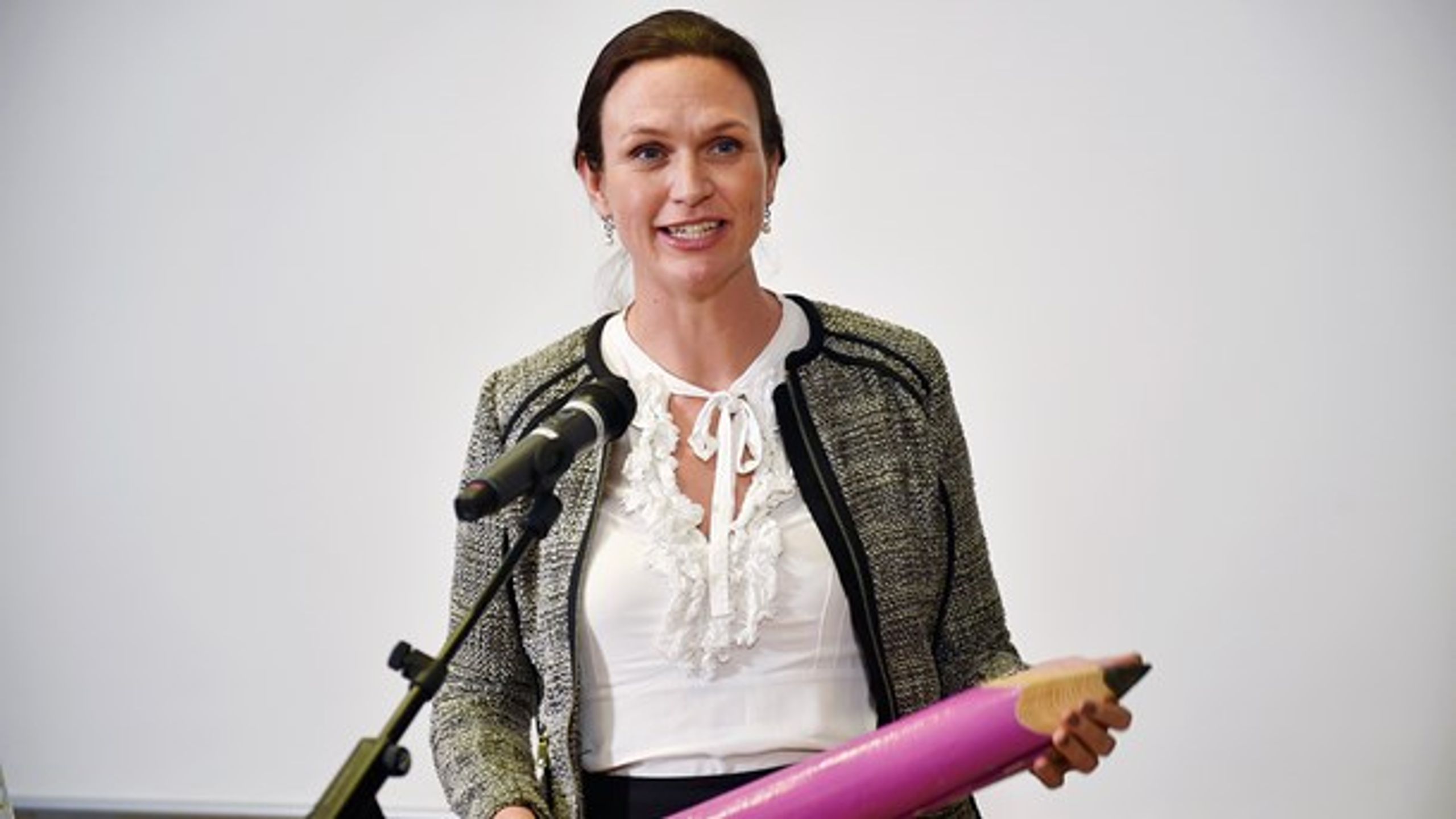 Den nye undervisningsminister, Merete Riisager, fik en overdimensioneret blyant i gave, da hun mandag overtog Undervisningsministeriet fra Ellen Trane Nørby (V).
