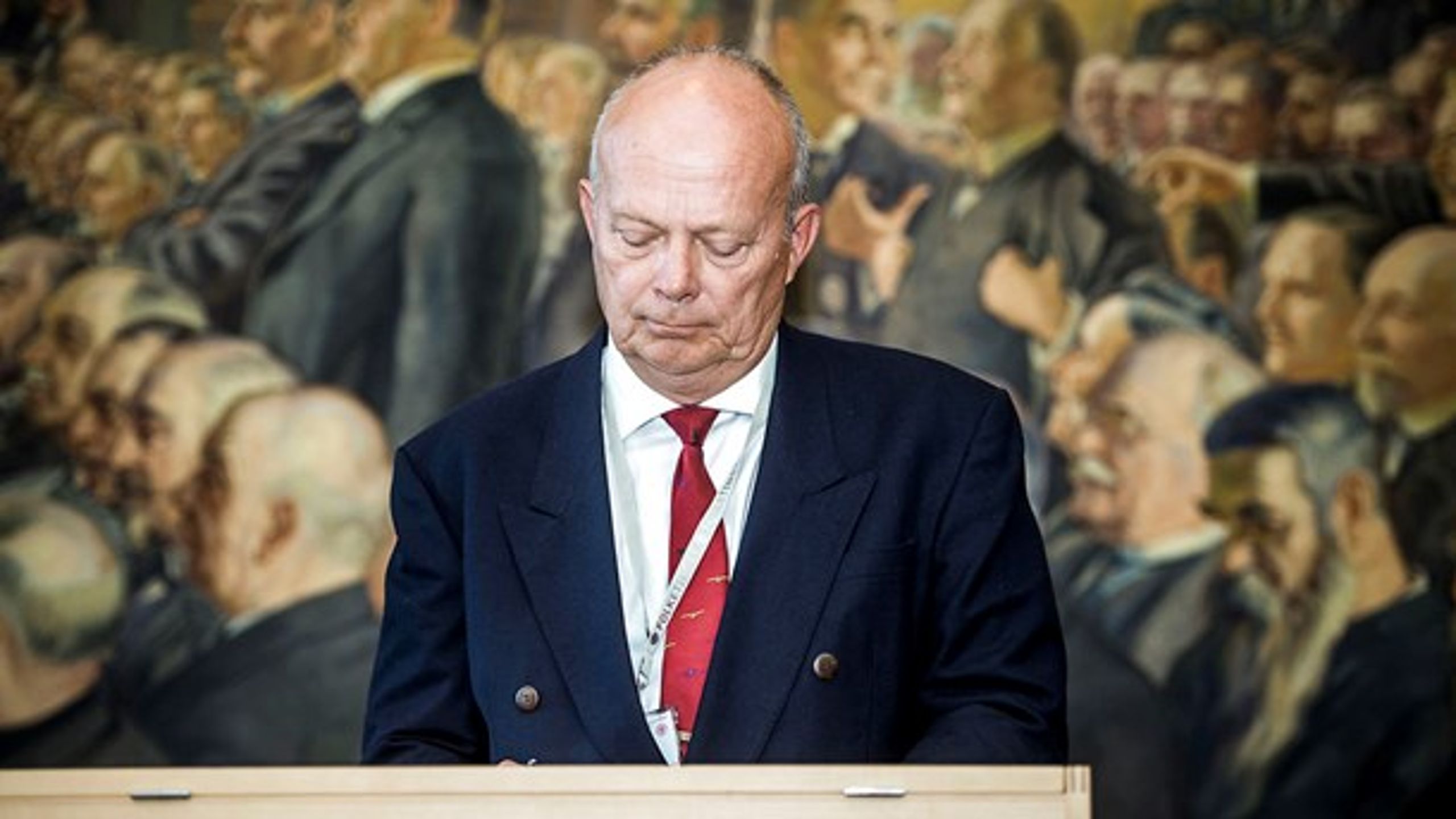 Jan Erik Messmann blev valgt ind i Folketinget i 2015. Her skriver han under på Grundloven.&nbsp;