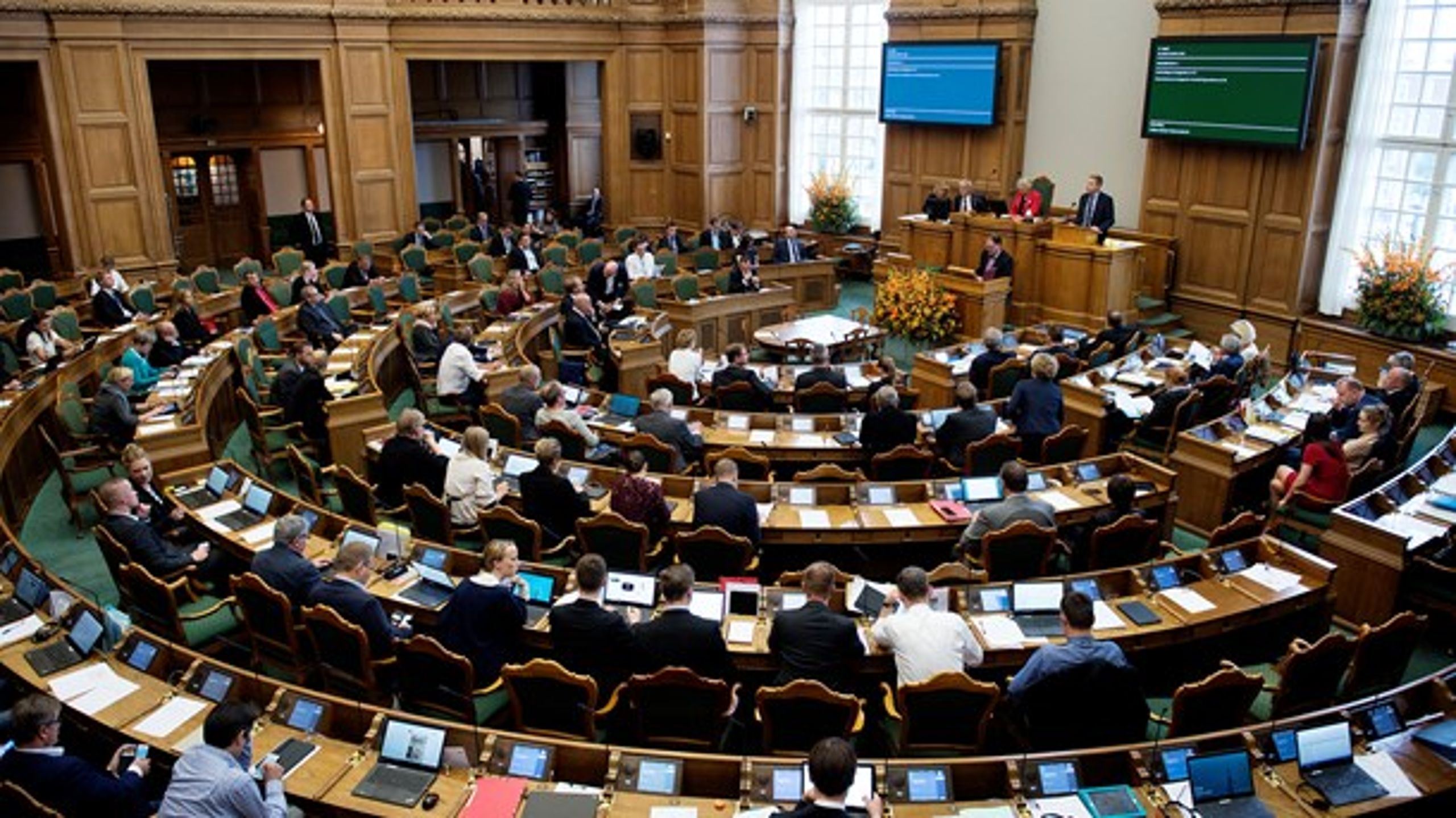 Mens Folketingets åbning kan trække fulde sale på Christiansborg, er der ofte kun et fåtal af politikerne, der deltager i behandlingen af EU-sager.
