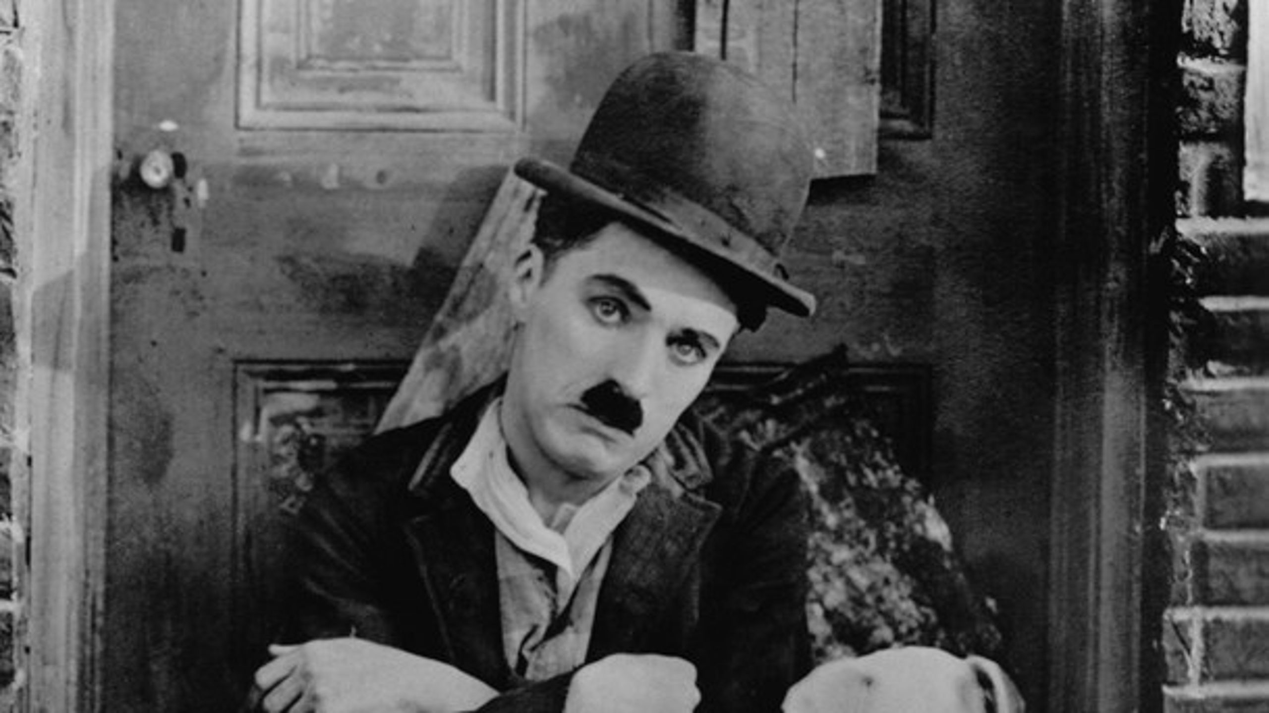 &nbsp;I sine komedier talte Charlie Chaplin ofte om ulykkelig kærlighed men også om vilkårene for uorganiserede arbejdere, hjemløse og livet på gaden i det hele taget. Her 'A Dog's Life' fra 1918.