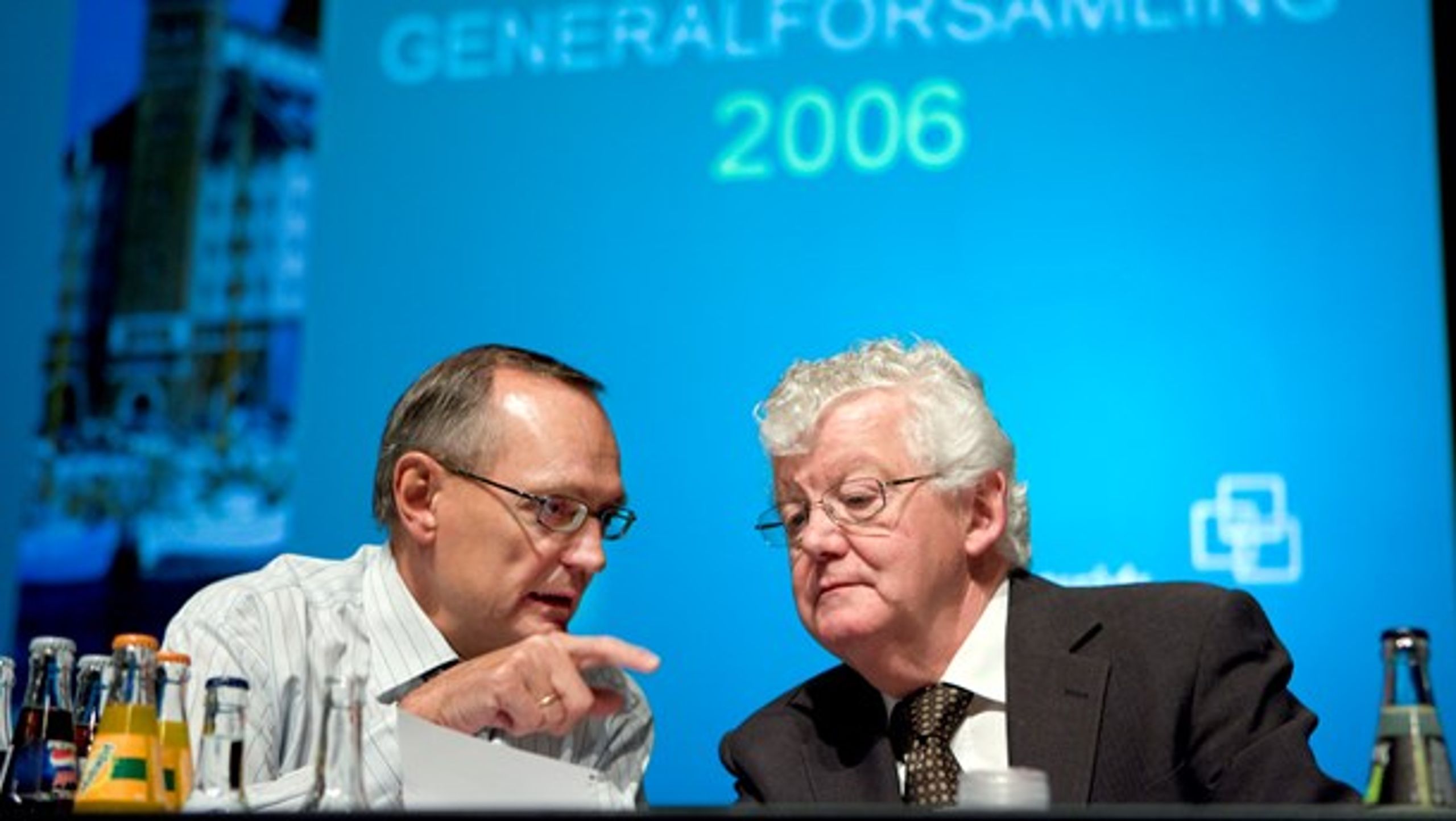 På den sidste generalforsamling i Amtsrådsforeningens historie,
24 marts 2006, taler den nyudnævnte formand for Danske Regioner, Bent Hansen
(tv), med den afgående formand for Amtsrådsforeningen, Kristian Ebbensgaard.