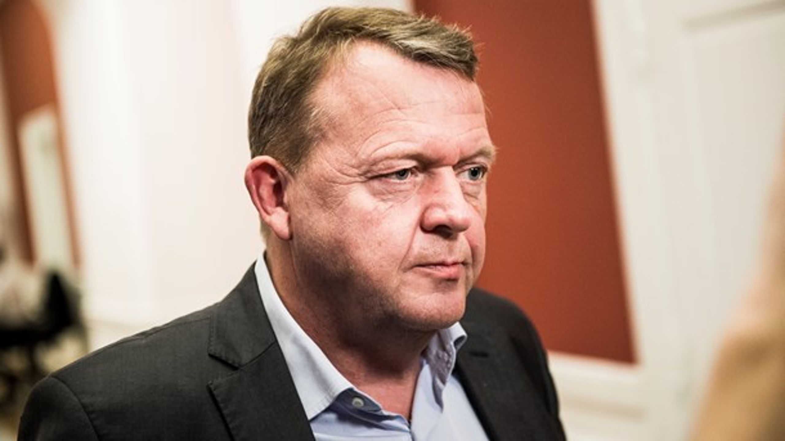 Statsminister Lars Løkke Rasmussen (V) skal med et enigt Folketing i ryggen forhandle om en særaftale, der skal sikre fortsat dansk tilknytning til Europol. Men regeringen og flere partier frygter, at den aftale snart kan være overhalet af virkeligheden.