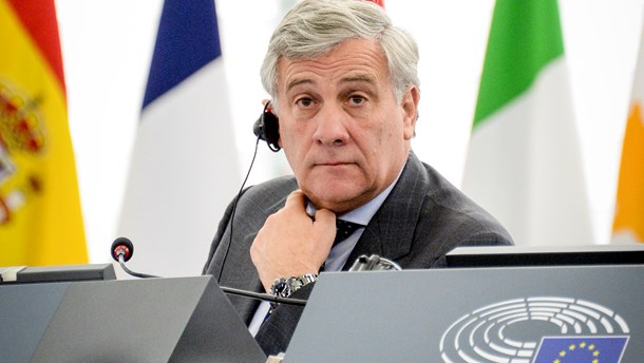 Antonio Tajani ses af nogle som en kontroversiel kandidat&nbsp;til formandsposten, da han&nbsp;tidligere har&nbsp;været talsmand for den skandaleramte italienske præsident Silvio Berlusconi.