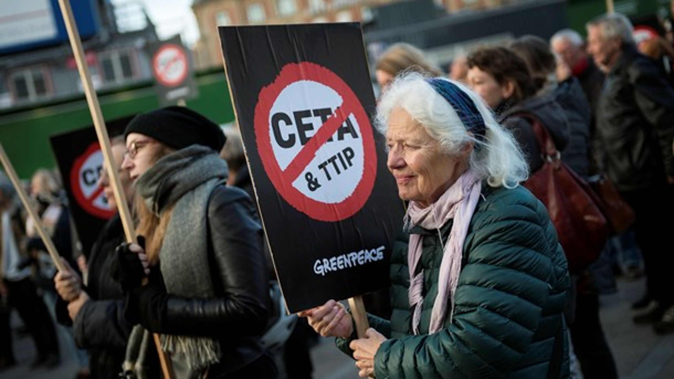 I oktober demonstrerede en række danske foreninger og organisationer &nbsp;i København mod frihandelsaftalerne TTIP og CETA. Førstnævnte forhandles lige nu mellem EU og USA, mens sidstnævnte aftale&nbsp;mellem&nbsp;EU og Canada&nbsp;er blevet&nbsp;indgået.<br>