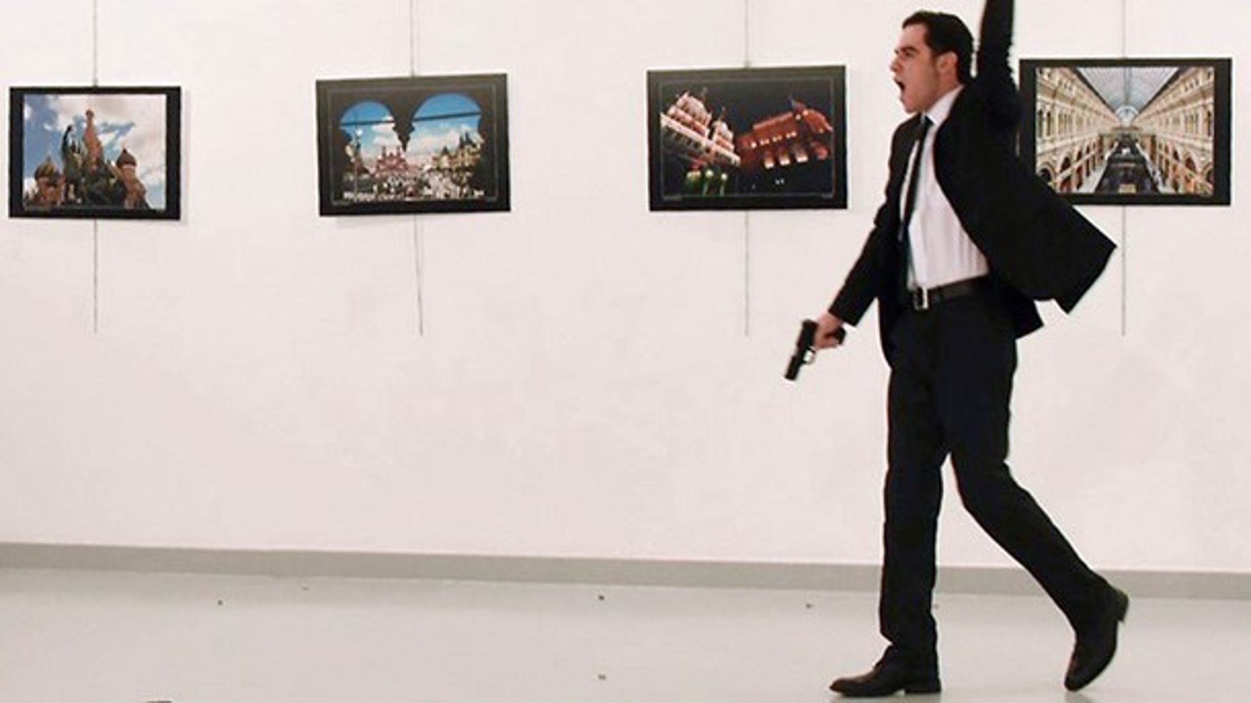 Ruslands ambassadør i Tyrkiet, Andrej Karlov, blev myrdet af den tyrkiske politiofficer, Mevlüt Mert Altinasunder, under&nbsp;åbningen af&nbsp;en fotoudstilling i Ankara.