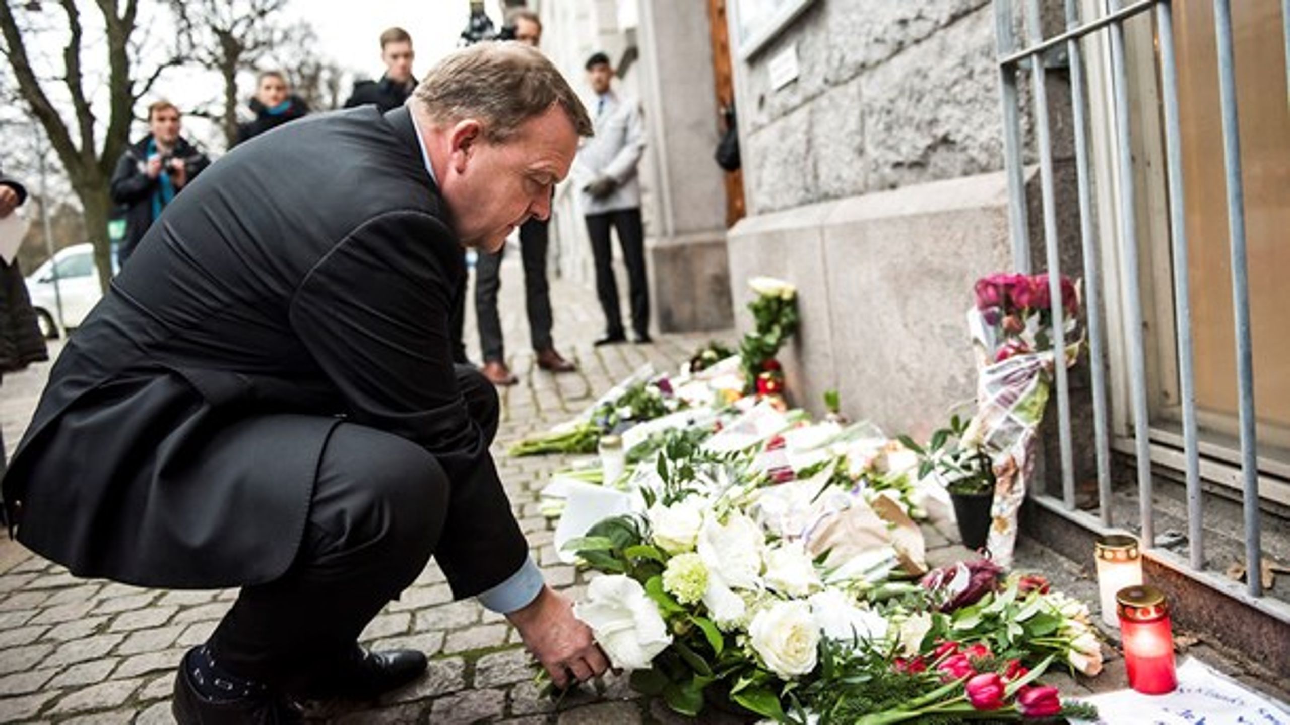 Lars Løkke Rasmussen lagde tirsdag blomster ved den tyske ambassade i København.