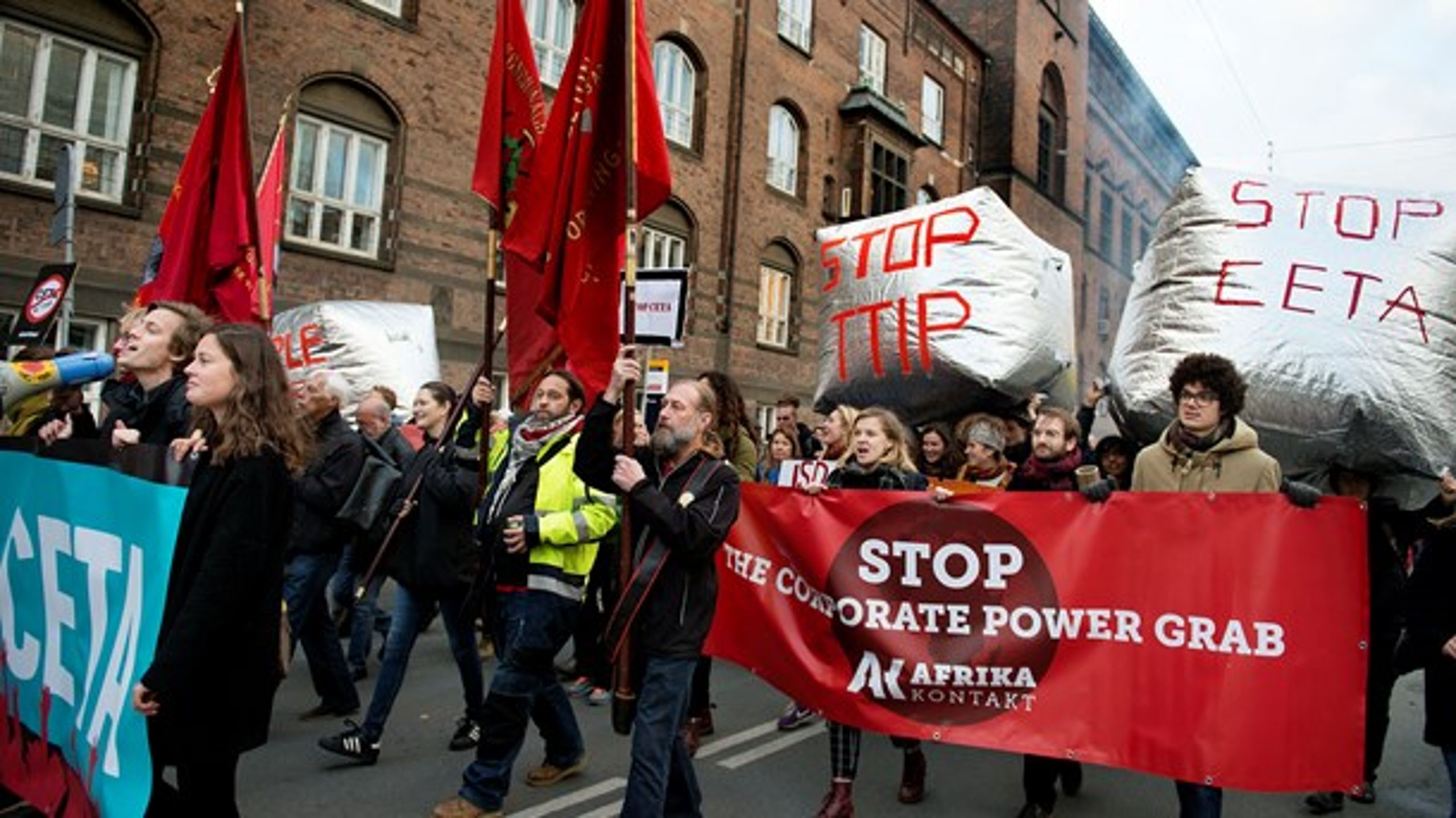 I flere EU-lande har unionens forhandlinger om frihandelsaftaler fået folk på gaden. Her demonstreres der i København mod aftaler med Canada og USA.