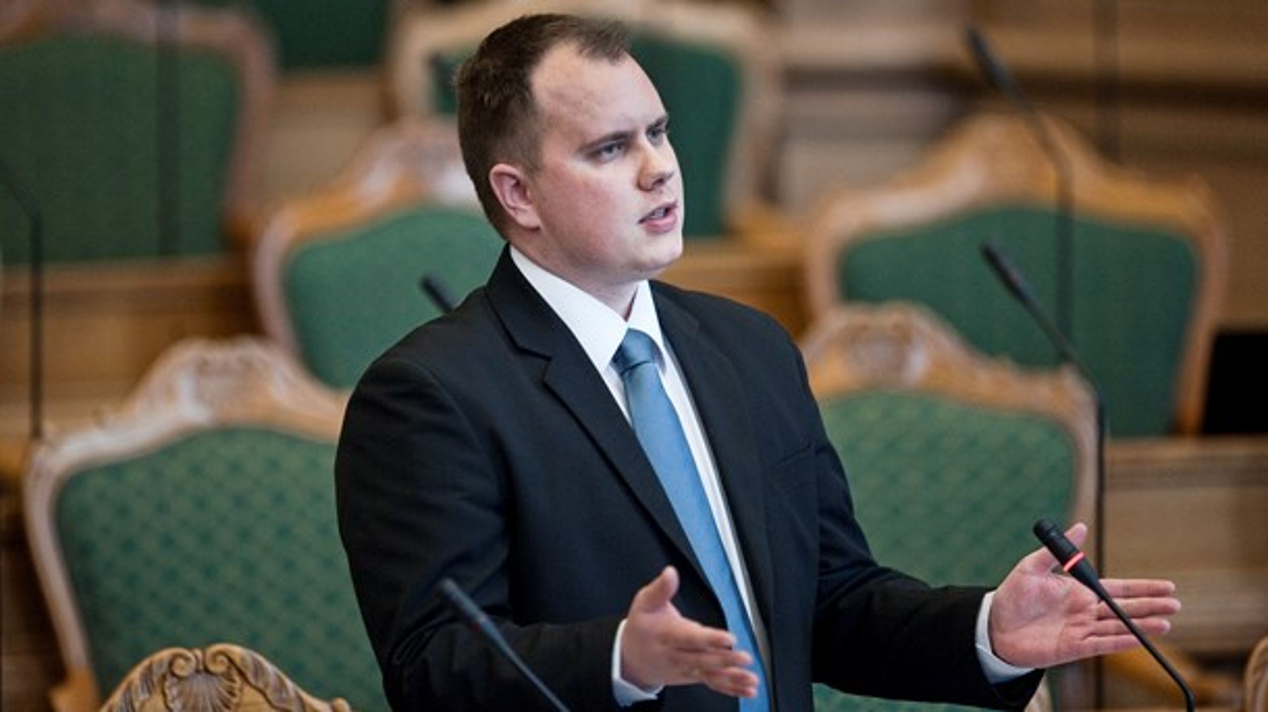 Dansk Folkepartis integrationsordfører, Martin Henriksen, vil sammen med Socialdemokratiet og Alternativet forbyde imamer at være nævninge og domsmænd.