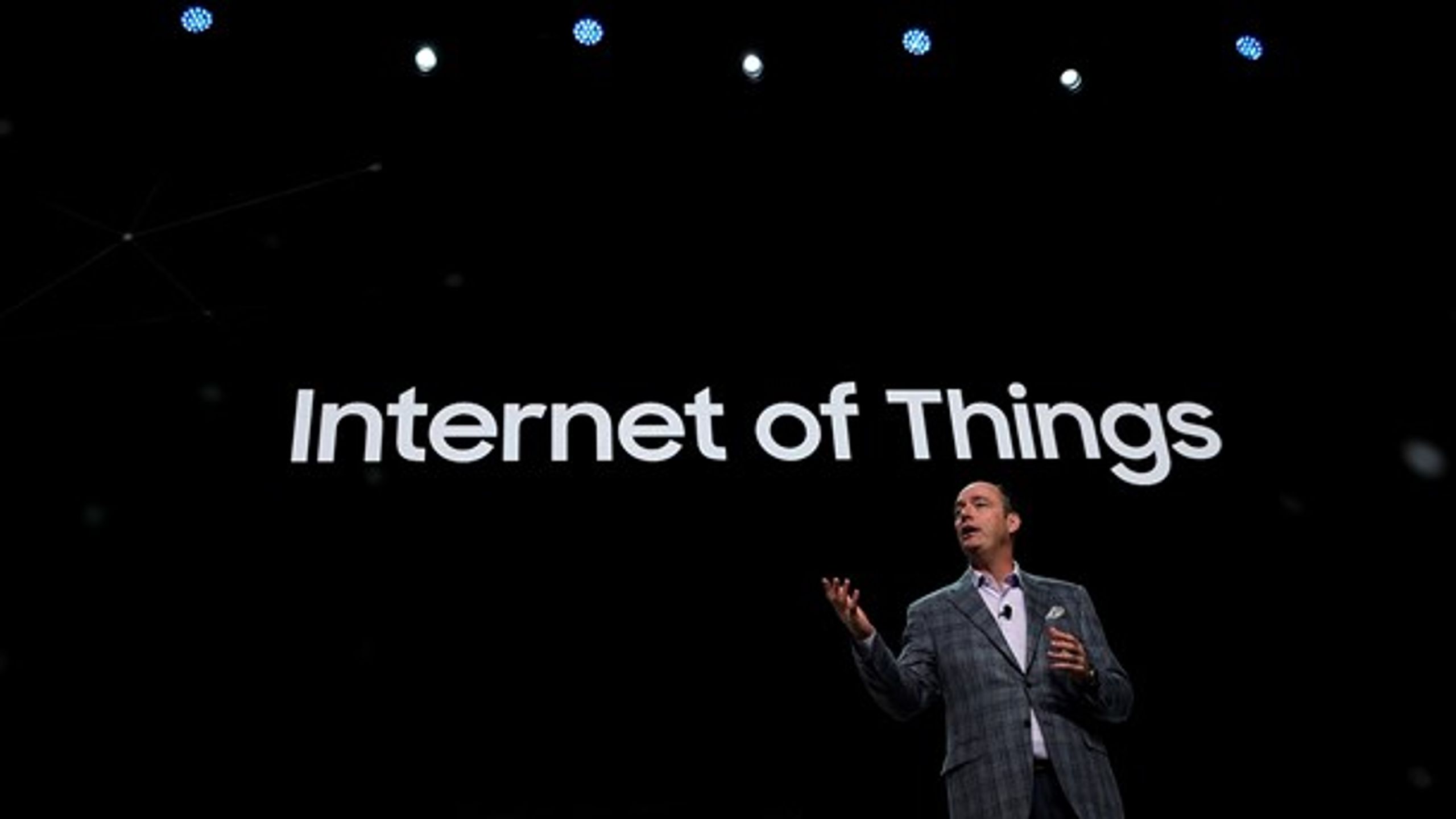 Internet of Things begynder at spille en større rolle. Her er det Samsungs præsident, der holder tale om udviklingen på en amerikansk messe.&nbsp;
