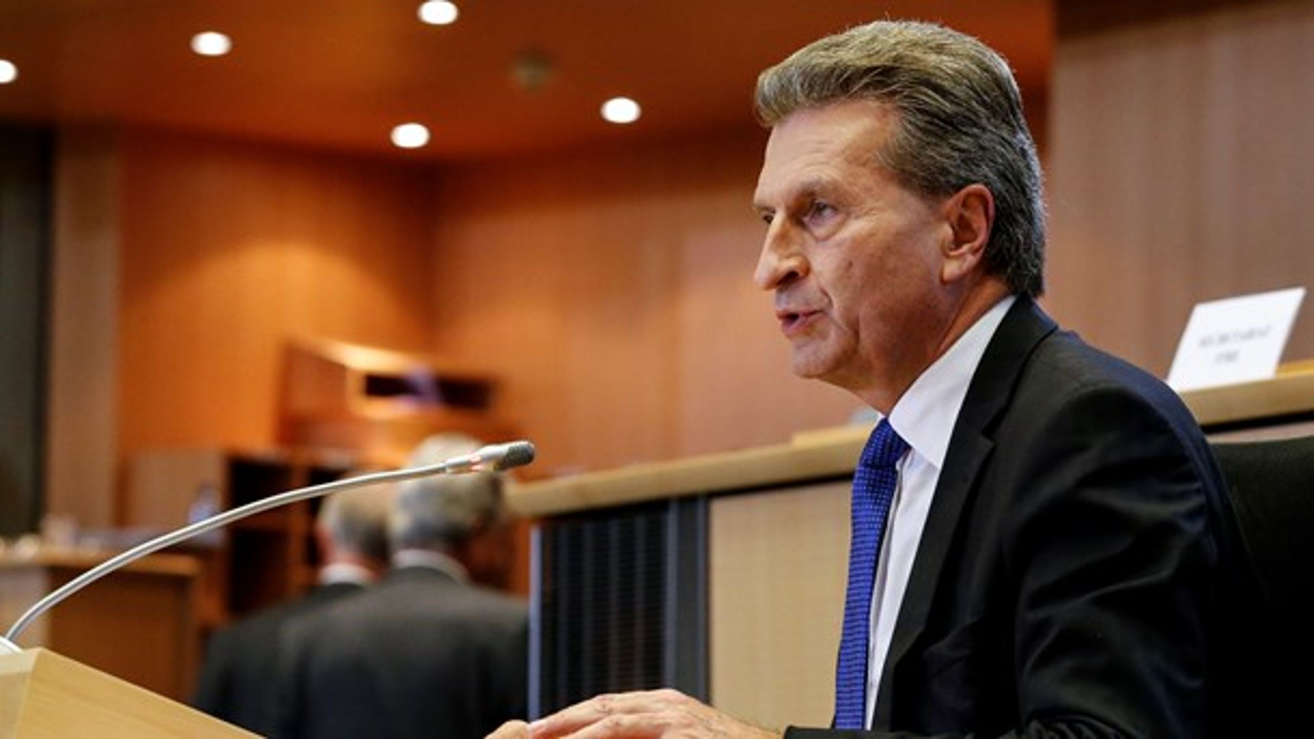 Den tyske EU-Kommissær Günther Oettinger skal mandag svare på spørgsmål fra Europa-Parlamentet. Her skal han redegøre for, hvordan han vil håndtere sit nyt job som kommissær med ansvar for budget og personalespørgsmål.