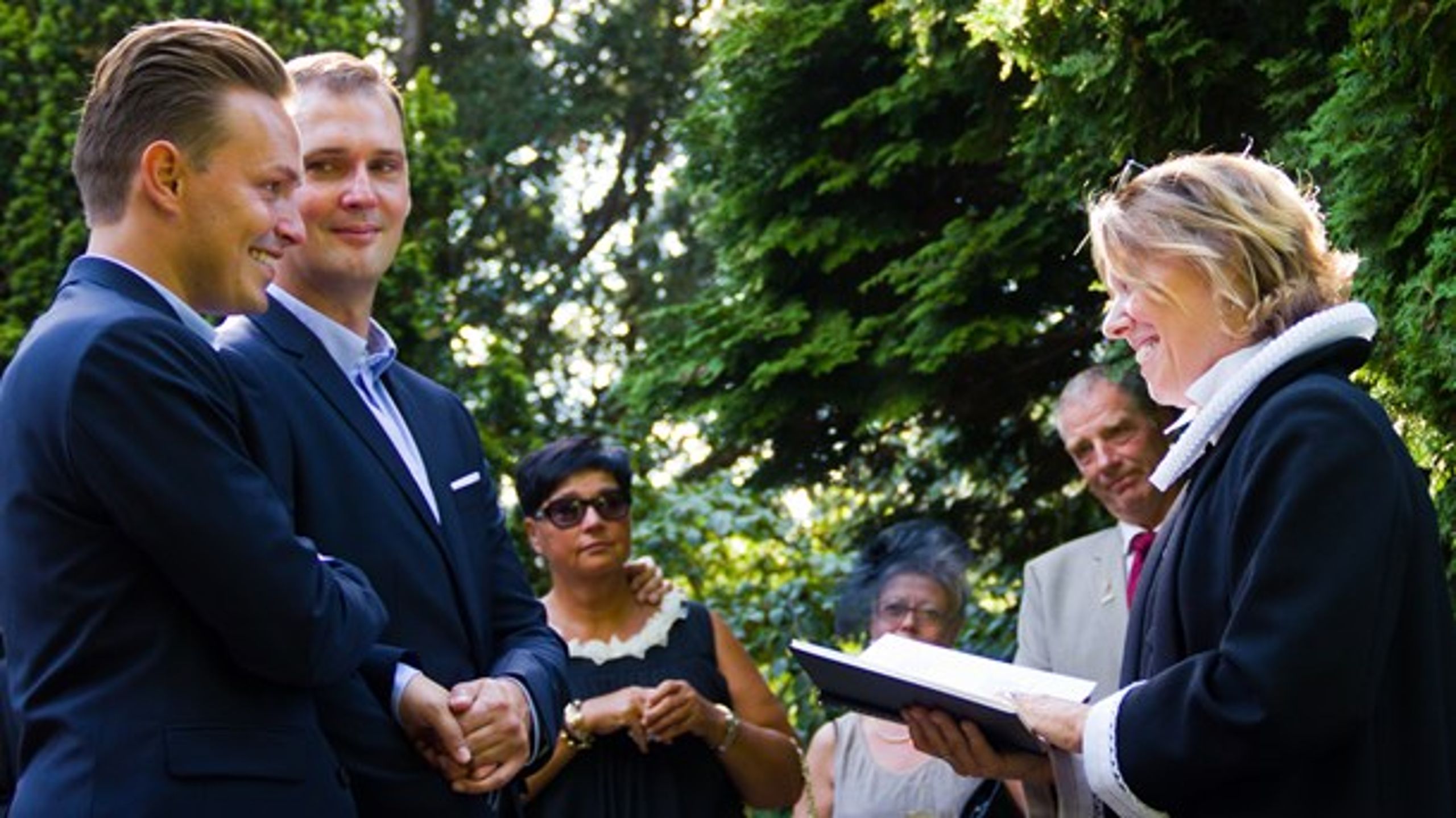 Ægteparret Christian og Kalle Heimbürger bliver viet af præsten Birgitte K. Engholm. Homovielser blev gjort lovlige under Thorning-regeringen i 2012.<br>