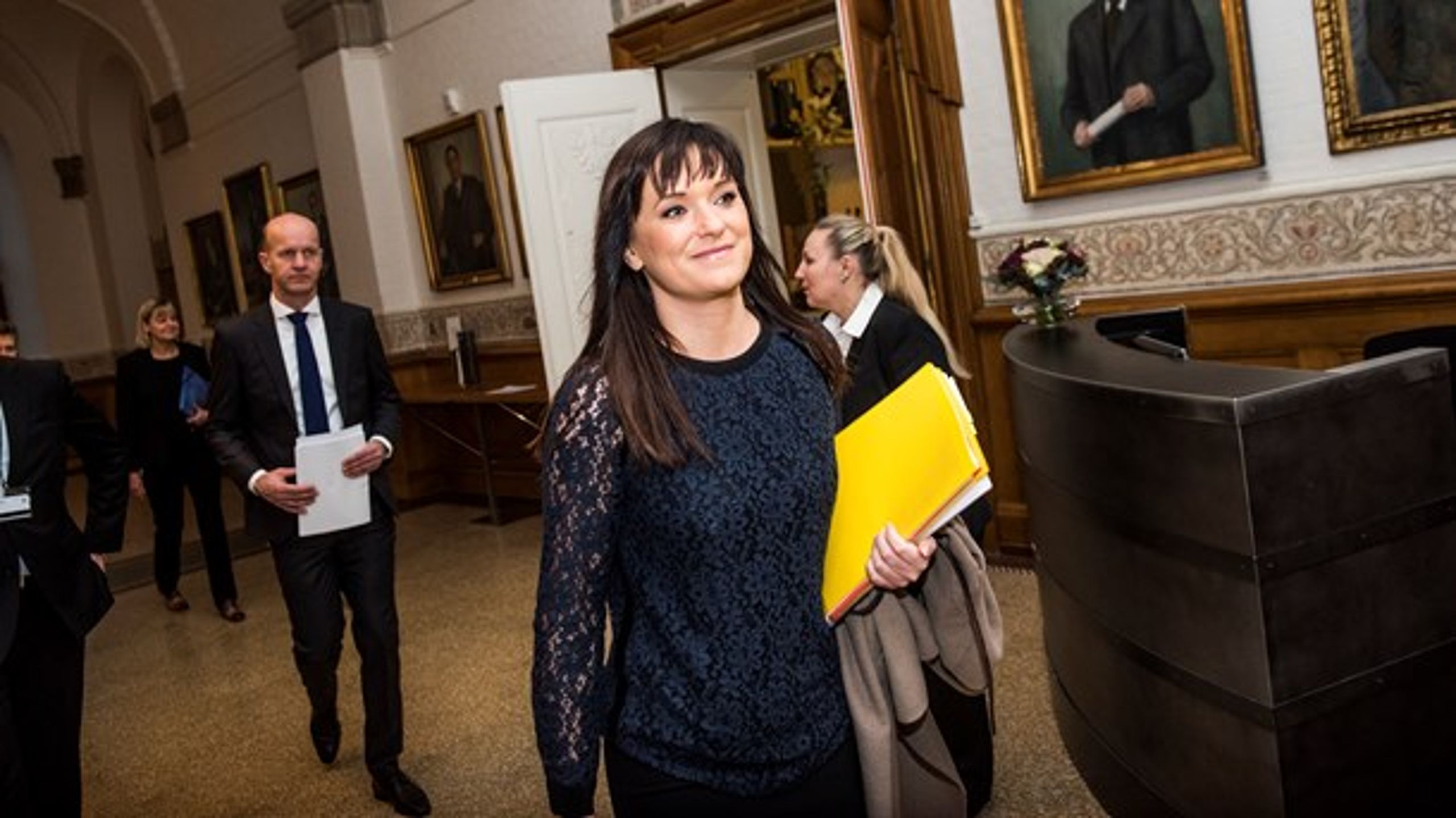 Sophie Løhde (V), minister for offentlig innovation, møder kritik fra det statsligt ansatte, efter hun har udtrykt støtte til lederne. Her ses hun på vej til samråd om sagen.