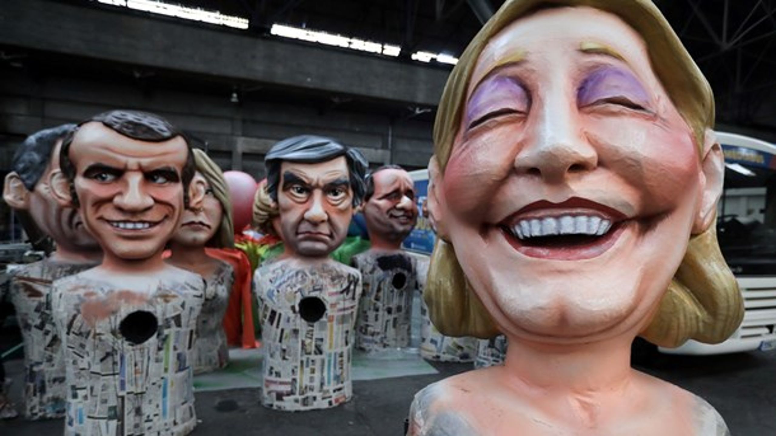 SKÆBNEVALG: Valget mellem (fra v. mod h.) Emmanuel Macron, den decimerede Francois Fillon og Marine Le Pen - har kolossal betydning for hele Europa. (figurer fra karneval i Nice). [Foto: Scanpix]<br>